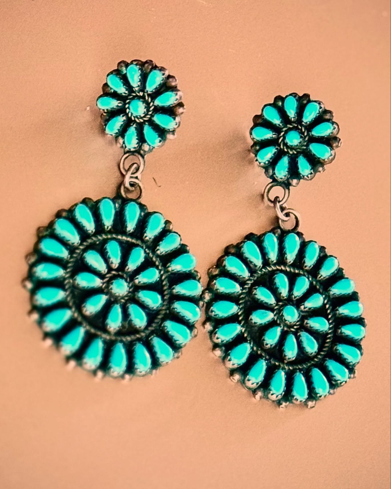 Antique Zuni petit point sterling silver and turquoise earrings.
💠💠Antique Zuni petit point sterling silver and turquoise earrings.  I&rsquo;ve owned these for close to twenty years and purchased them from a renowned artist.  Each earring has a 1.5