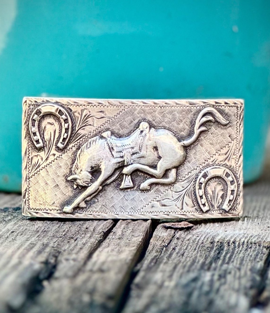 💠💠Vintage 1940s Solid Sterling Silver Cowboy Bucking Bronc Buckle💠💠
Very attractive, vintage 1940&rsquo;s saddle bronc bucking down on a beautiful sterling silver belt buckle with horseshoes and elegant western engraving. Measures: 3&rdquo; x 2&r