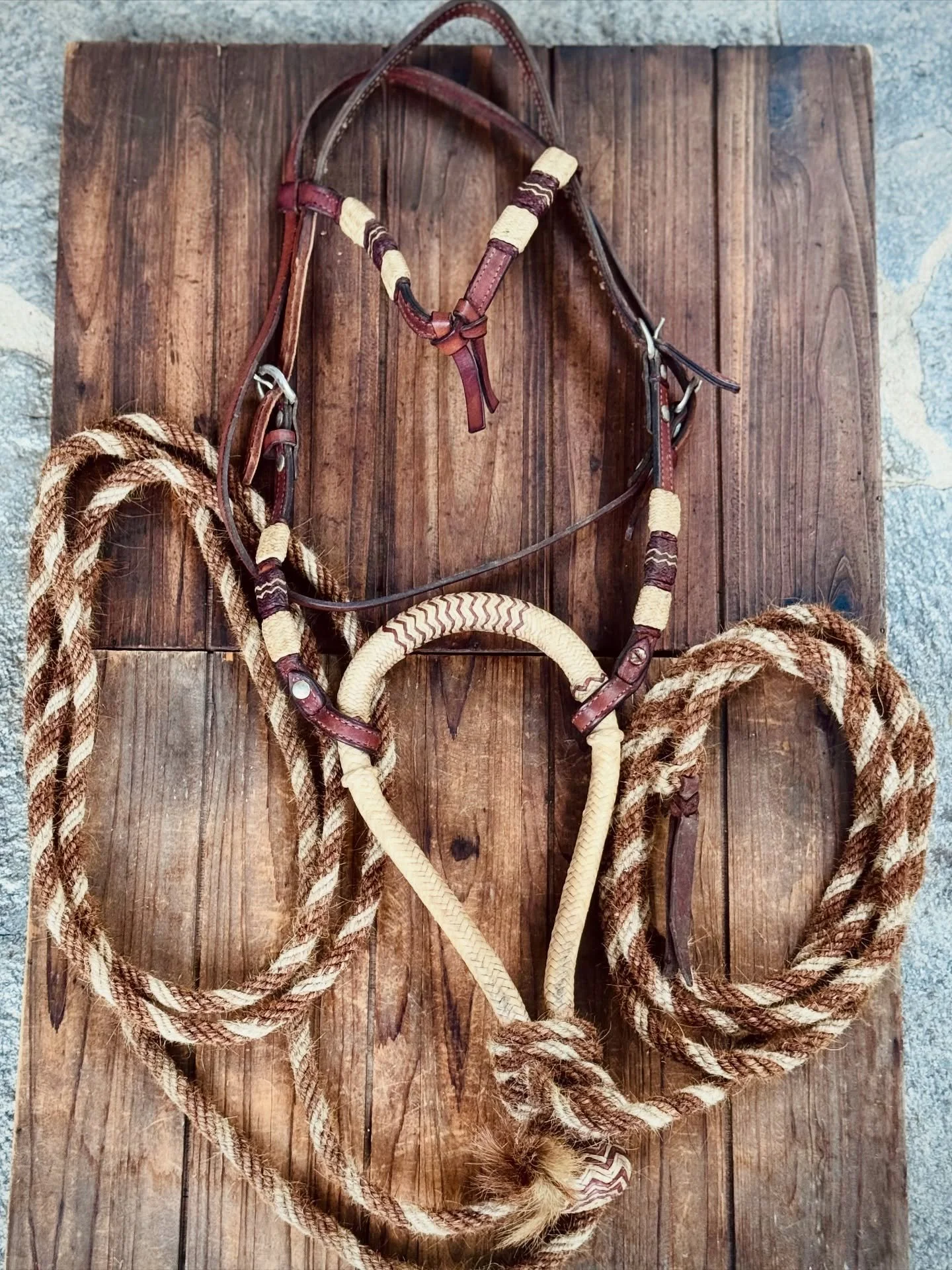 ⭐️⭐️Full California hackamore set up with braided rawhide bosal, leather hanger and horsehair mecate⭐️⭐️
Available here: https://theoldspanishtrading.com/rawhide-and-leather/cal-hackamore
A really nice and usable complete hackamore setup with 3/4&rdq