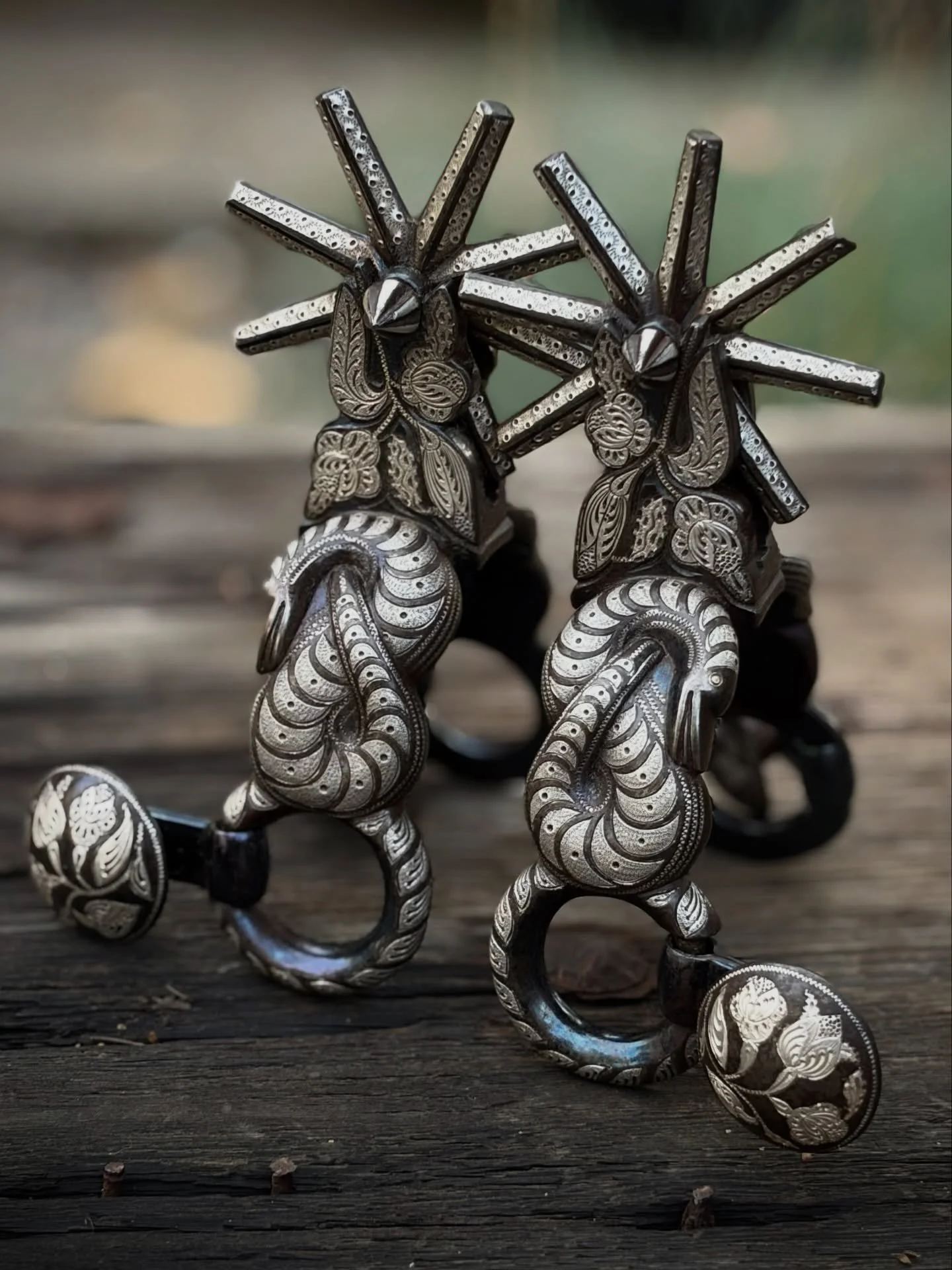 ✨🌘Antique 1930s Mexican snake spurs with double mounted silver by Casa Luna✨🌘
Available for purchase here: https://theoldspanishtrading.com/spurs/luna-snake-spurs 

Antique 1930s Mexican Snake Spurs made by the renowned maker Casa Luna.  This famou