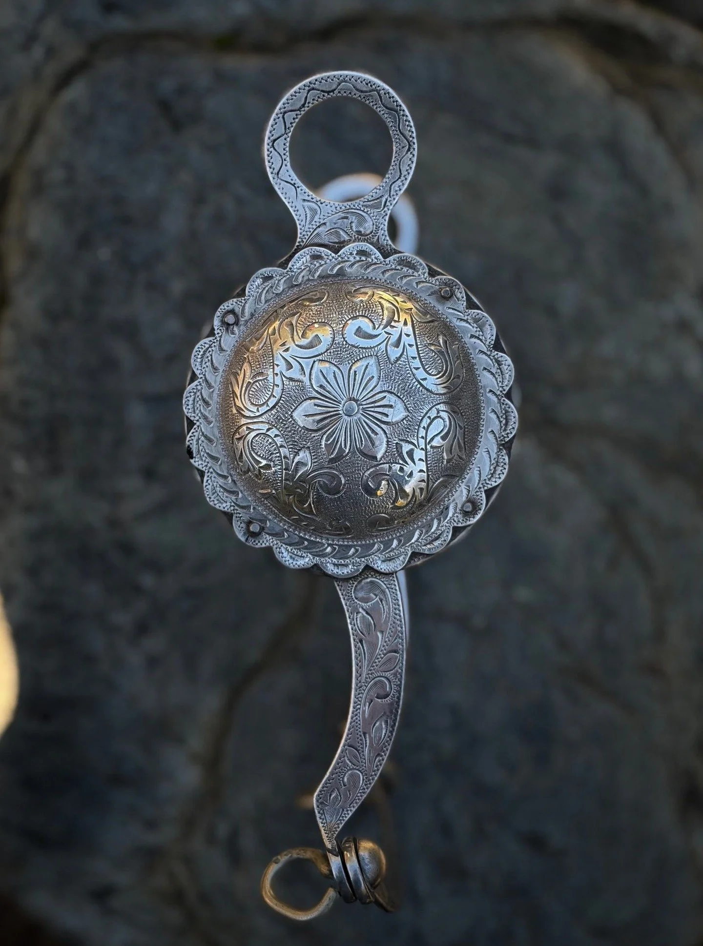 ⭐️ Vintage sterling silver big concho bit by El Vaquero ⭐️ 
Available for purchase here: https://theoldspanishtrading.com/bits/el-vaquero-bit 

Vintage 1960s Big Concho bit with two large 3.5&rdquo; sterling silver single point engraved conchos by th