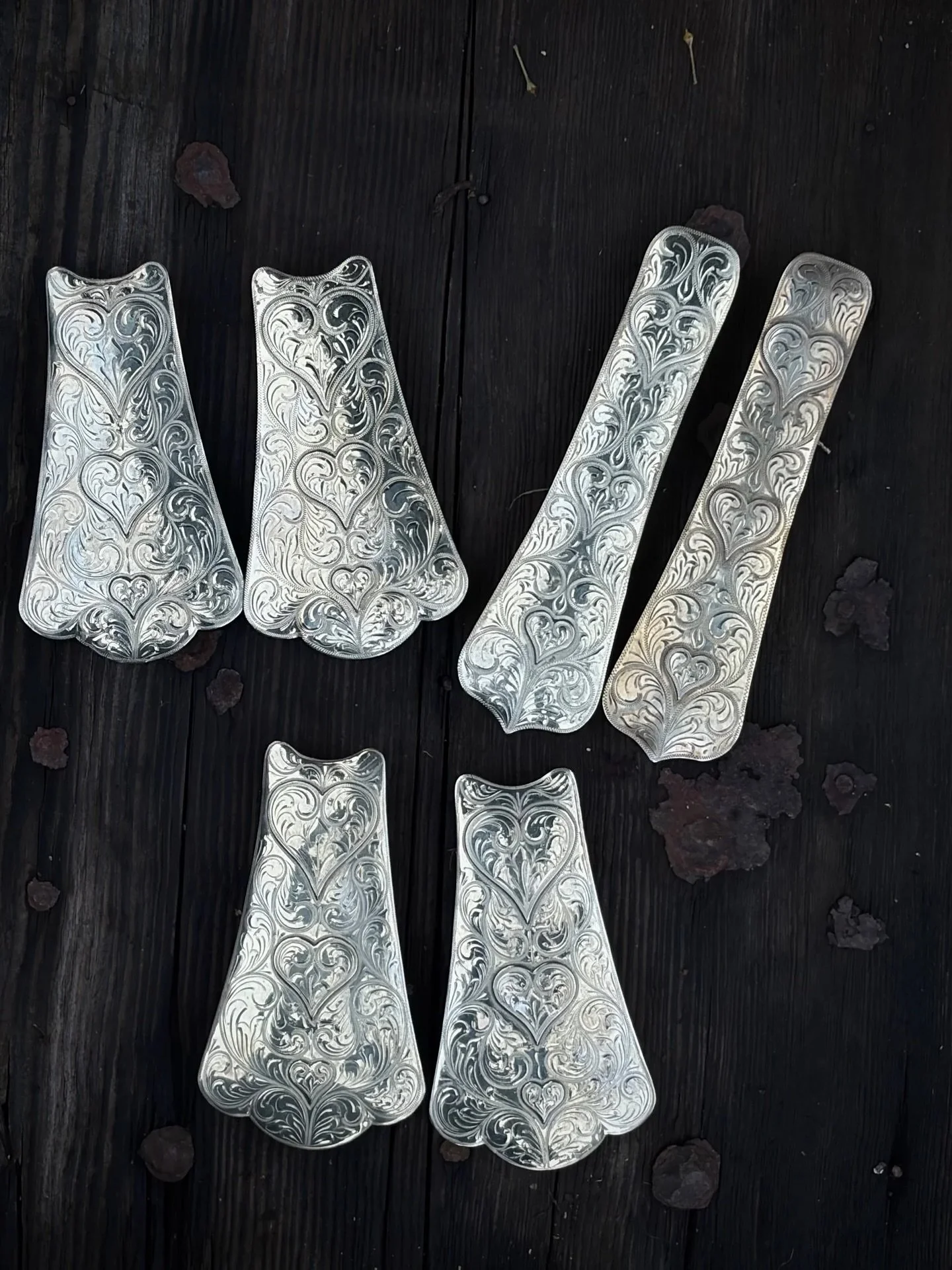 Vintage Silver engraved stirrup covers by Frank Rocha

Available for purchase here:  https://theoldspanishtrading.com/silver-buckles-and-conchos/muyapq16ku4imqvl35oipx82as33lh 
Vintage 1960s finely engraved silver stirrup covers featuring heart motif