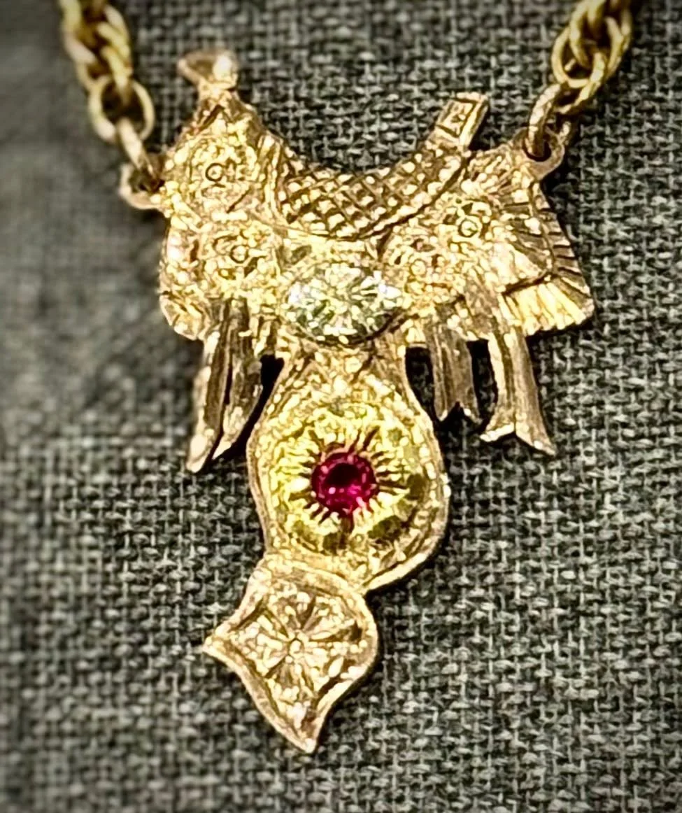 1940s Solid 18K gold saddle tie bar by GRAVES MALONE of El Paso, Texas

Here is one of the rarest items around.....a solid 18K gold and ruby TIE BAR featuring a WESTERN SADDLE made by LEGENDARY BUCKLE MAKER, GRAVES MALONE of EL PASO, TEXAS. The bar a