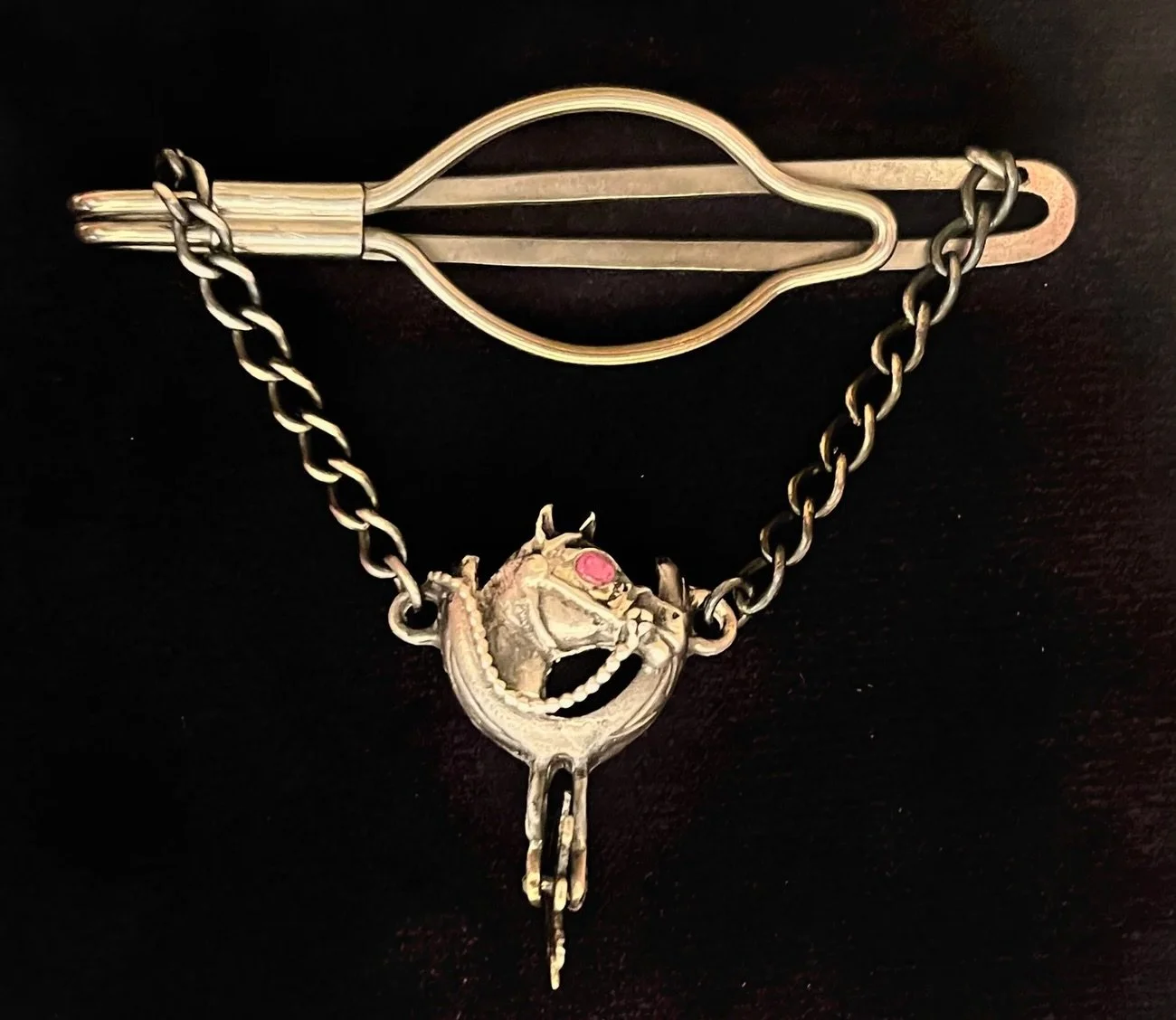 ❤️1940&rsquo;s Sterling Silver Spur &amp; Horse w/ Ruby Eye Tie Clip❤️

Available here: https://theoldspanishtrading.com/pins-fobs/xxfokywe6voc2dg3sup1n5dm4y2cao

Detailed Charro style spur with horse head tie clip. Maker stamped &ldquo;STERLING&rdqu