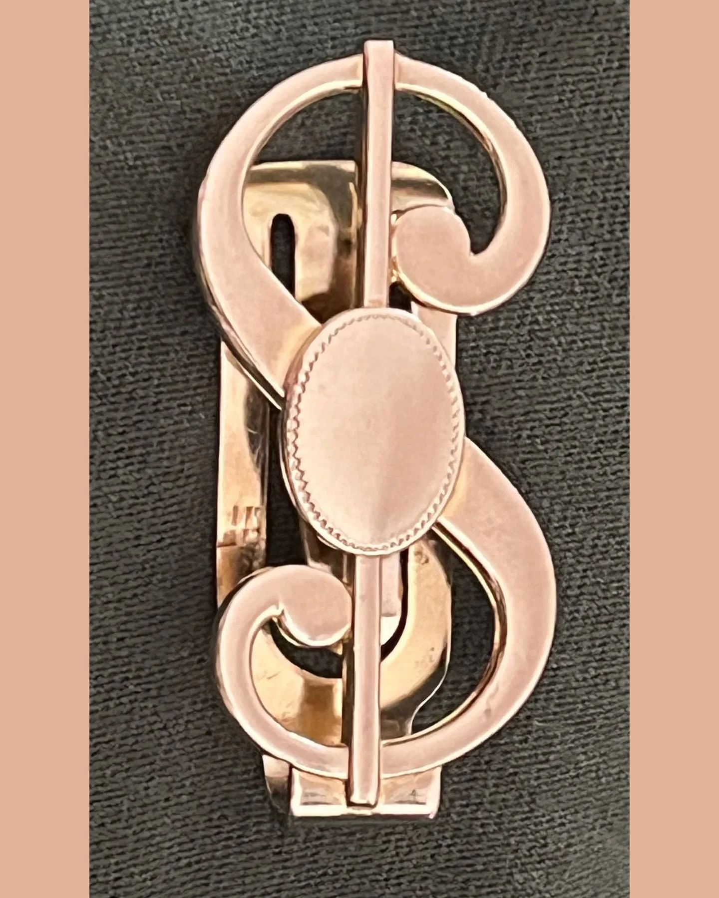 ✨Vintage Dollar $ Sign Money Clip✨
Available here: https://theoldspanishtrading.com/pins-fobs/kh0uobgp3g00crter24gilf1v65hv2

Show that you mean business when you whip out your Benjamins kept in line with this gold $$$$ money clip. Measures 2-1/4&rdq