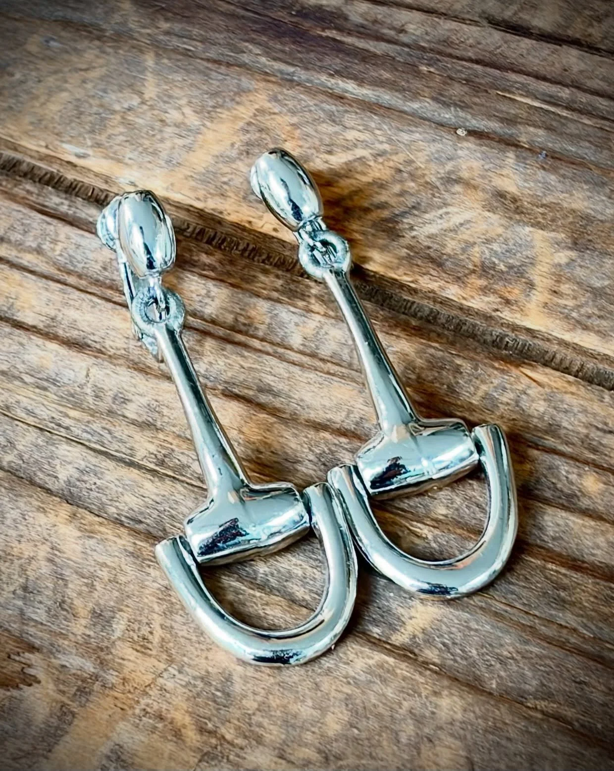 ✨Vintage Snaffle bit earrings✨
Available here: https://theoldspanishtrading.com/pins-fobs/snaffle-earrings

An awesome set of vintage snaffle bit earrings.  These beautiful earrings are silver and have screwbacks for easy wear.  They measure approxim