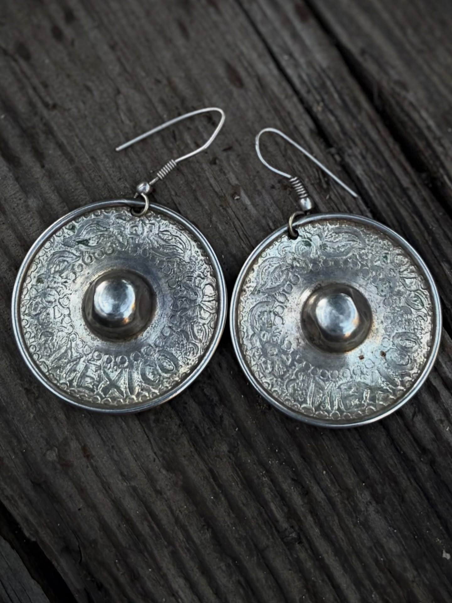 🤠 antique sterling silver sombrero earrings🎄
Available here: https://theoldspanishtrading.com/silver-buckles-and-conchos/antique-sterling-silver-sombrero-earrings

Adorable antique sterling silver sombrero earrings made in the 1930s. Each sombrero 