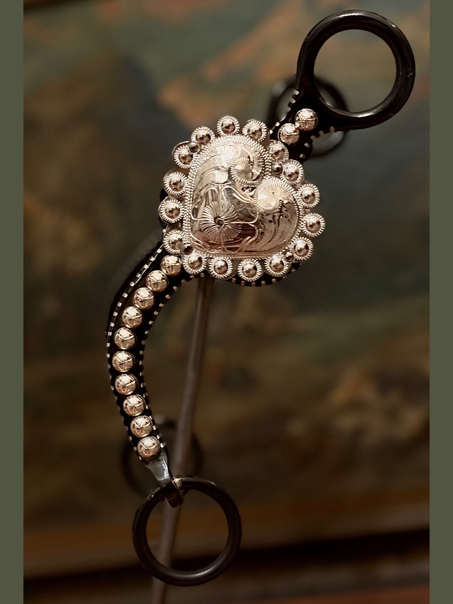 ❤️🎄IN STOCK &amp; READY TO SHIP!! 🎄❤️ Shank bit with sterling silver puffed heart conchos
Available here: https://theoldspanishtrading.com/bits/heart-shanks

Beautiful shank bit with 2&rdquo; sterling silver heart conchos on each cheek. Sterling si