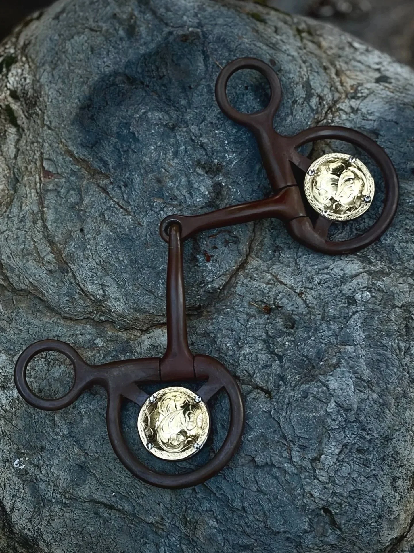 IN STOCK ✨✨ Hanging snaffle/Baucher snaffle with hand engraved brass flower conchos ✨✨
Available for purchase here:  https://theoldspanishtrading.com/bits/snaffle-baucher

Beautiful English style hanging snaffle/Baucher snaffle with beautiful hand en
