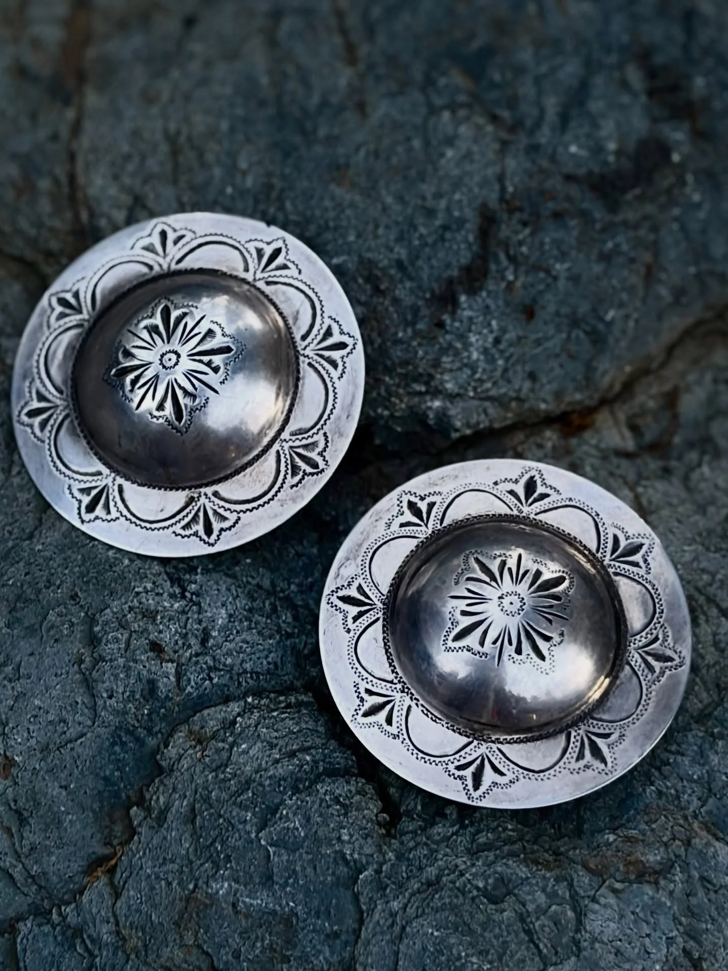 ✨✨ Large Silver Engraved conchos by Andreas Rombach ✨✨
Available here:  https://theoldspanishtrading.com/silver-buckles-and-conchos/arombach-conchos

A spectacular pair of silver engraved domed conchos by Andreas Rombach. Each concho measures approxi