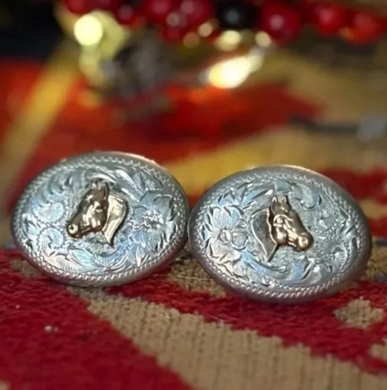 ✨✨ Miniature sterling silver buckle cufflinks with 10K gold horseheads ✨✨
Available on my website here:  https://theoldspanishtrading.com/silver-buckles-and-conchos/cl-kzf3b

Exceptional, jeweler made, vintage sterling silver tiny buckle shaped cuffl