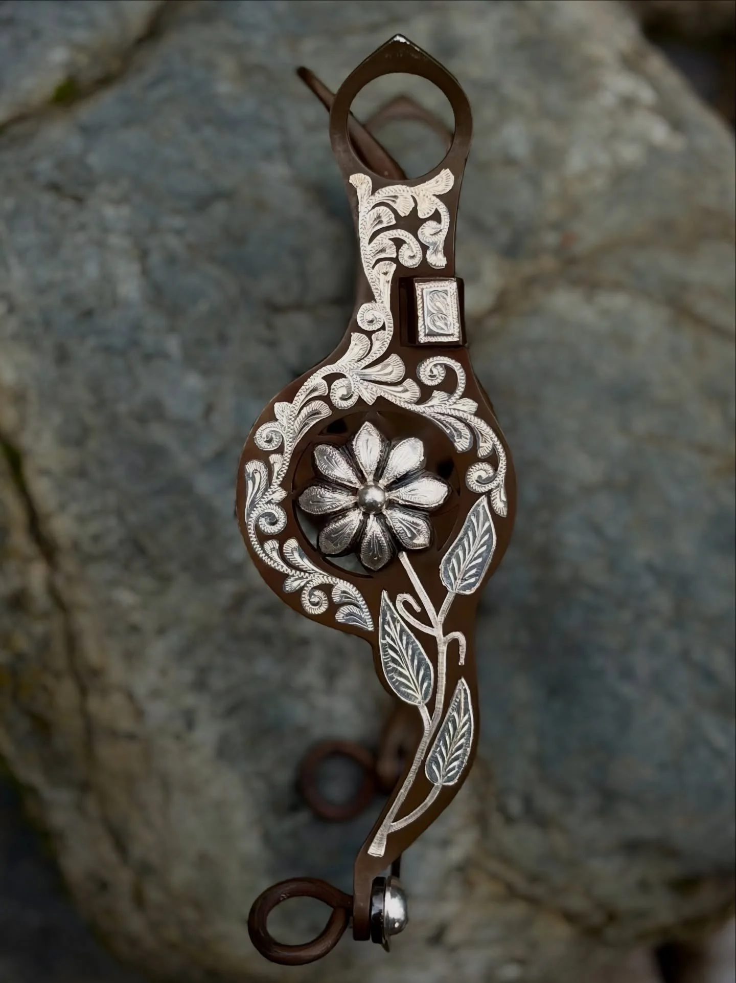 IN STOCK 🌼 De La Vina Flower bit 🌼
Available for purchase here: https://theoldspanishtrading.com/bits/5jtbdchgoc5m59e62bfn307m1hf5la

The De la Vina Flower bit is an original OST design.  It features a spectacular and beautiful pattern that reflect