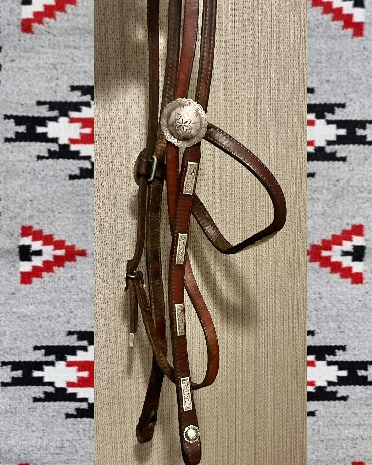 ✨ Vintage Victor California silver Bridle with Conchos ✨
Available for purchase here: https://theoldspanishtrading.com/rawhide-and-leather/victor-silver

Very nice vintage Victor Quality headstall with beautiful sterling silver hardware. Engraved sil