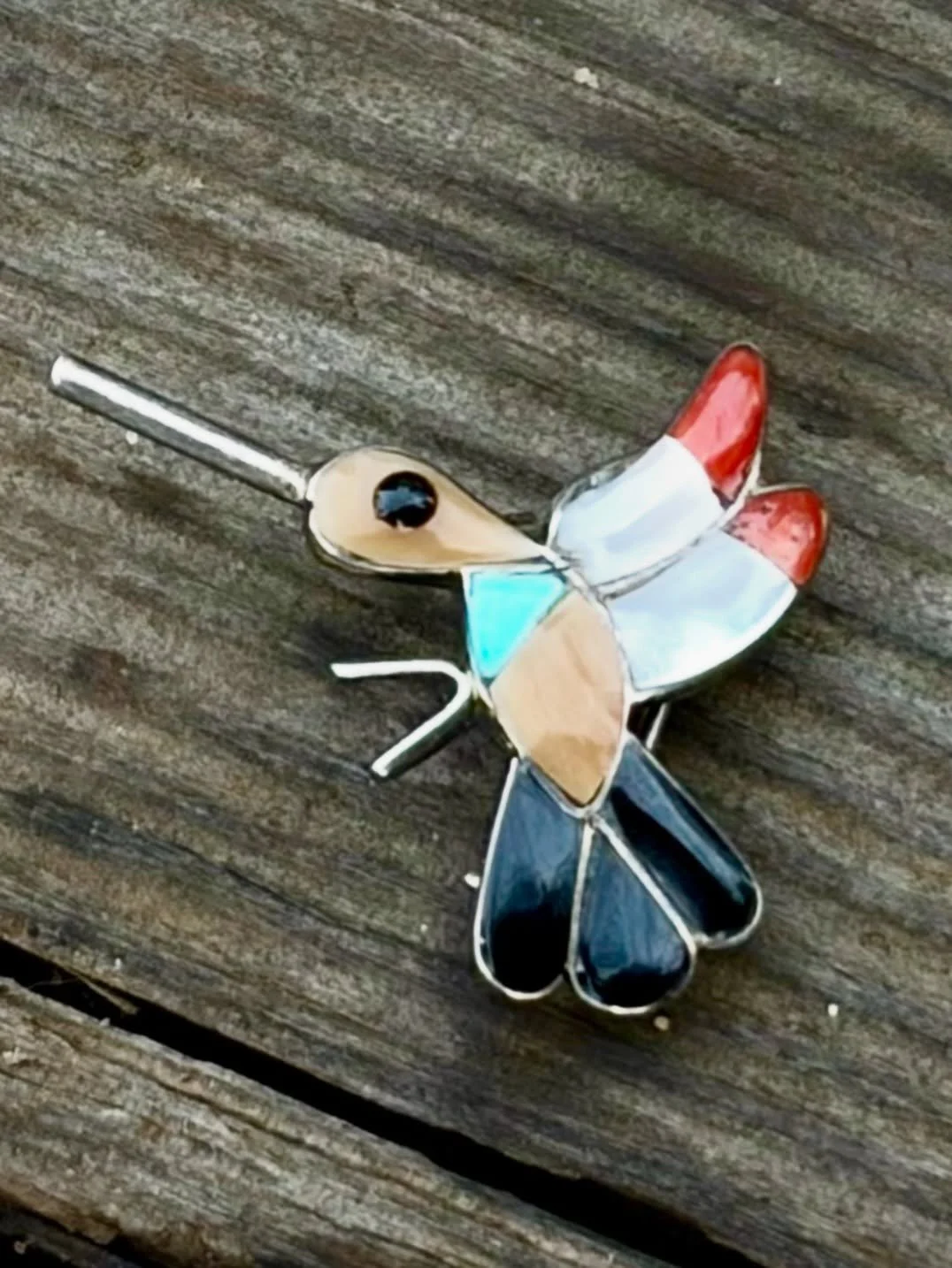 ✨ Vintage Zuni Hummingbird pendant/hat pin with sterling silver and inlay of turquoise, onyx, coral, spiny oyster and mother of pearl ✨
Available for purchase here: https://theoldspanishtrading.com/silver-buckles-and-conchos/zuni-hummingbird

Vintage