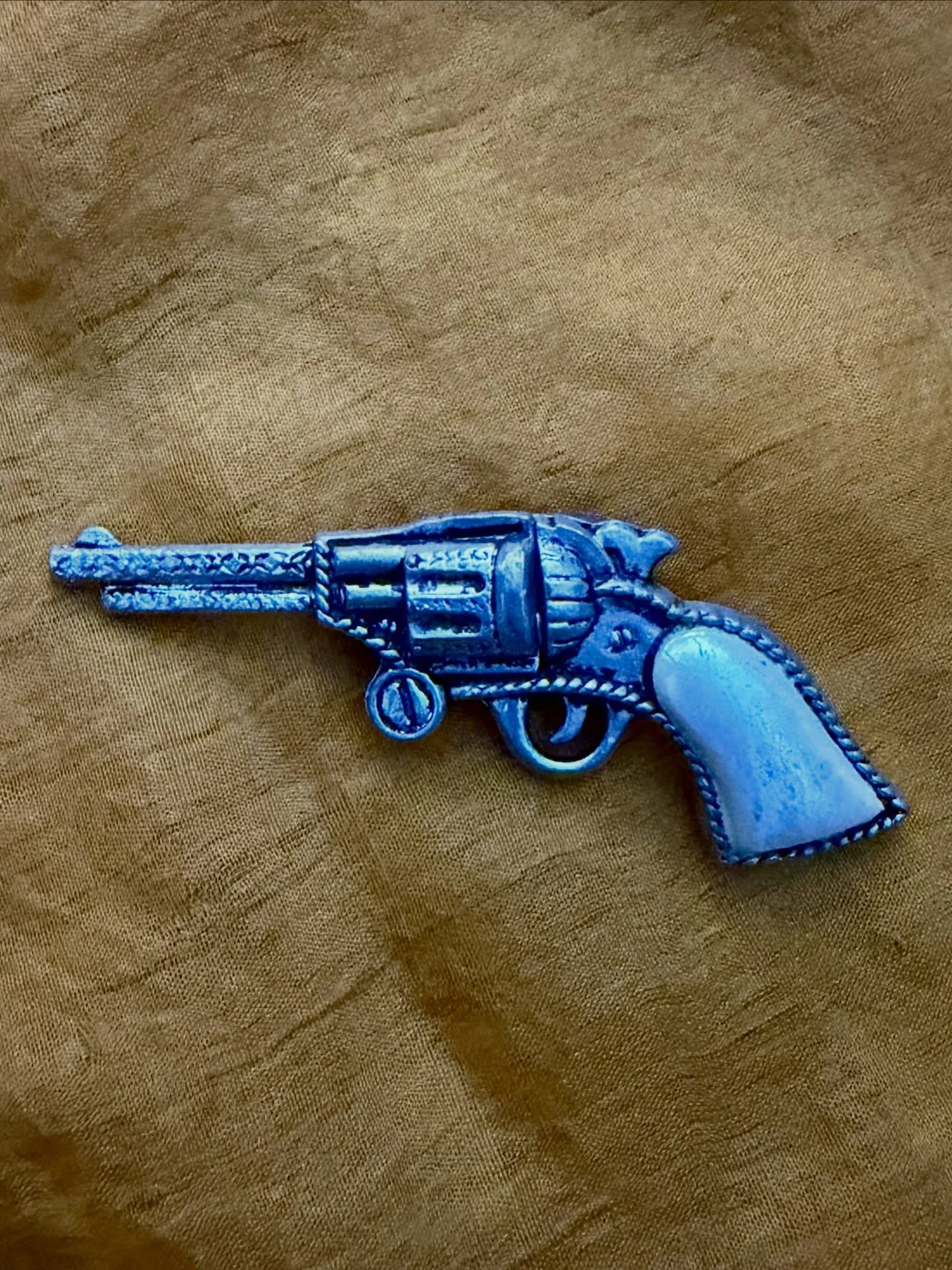 ✨ 1950s Hop A Long Cassidy Miniature Revolver Pin ✨
Available for purchase here: https://theoldspanishtrading.com/pins-fobs/revolver-pin

For your consideration is a very RARE 1950s Hop A Long Cassidy Revolver pin. It would be perfect for a cowboy ha