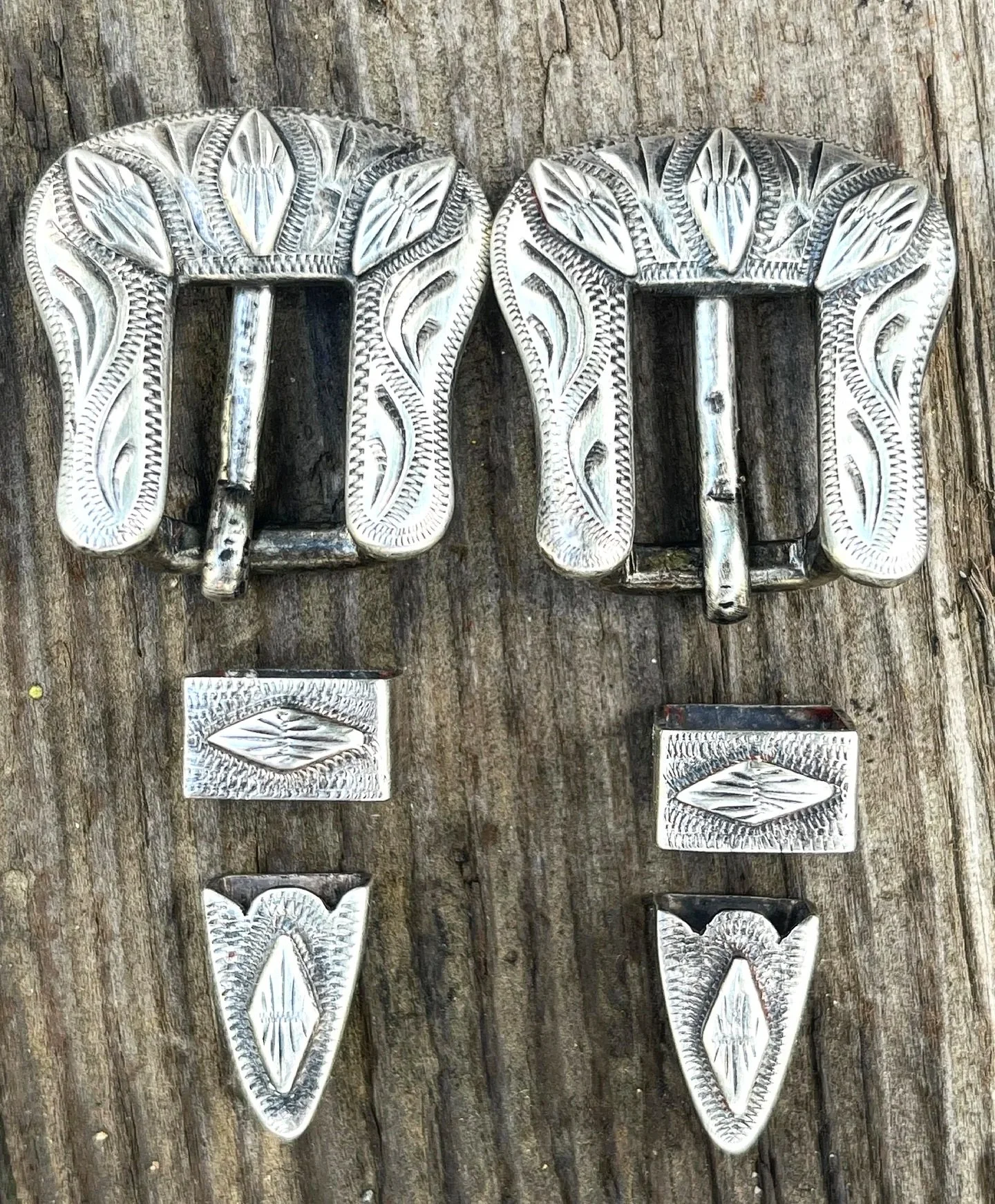 ✨ Vintage Western / Engraved Bridle Buckles Sterling Silver Set ✨
Available on my website: https://theoldspanishtrading.com/silver-buckles-and-conchos/jnyneh5huvbbc472gh33z0f54hxzn3 

Finely executed western bridle buckle / keeper / tip set. These ar