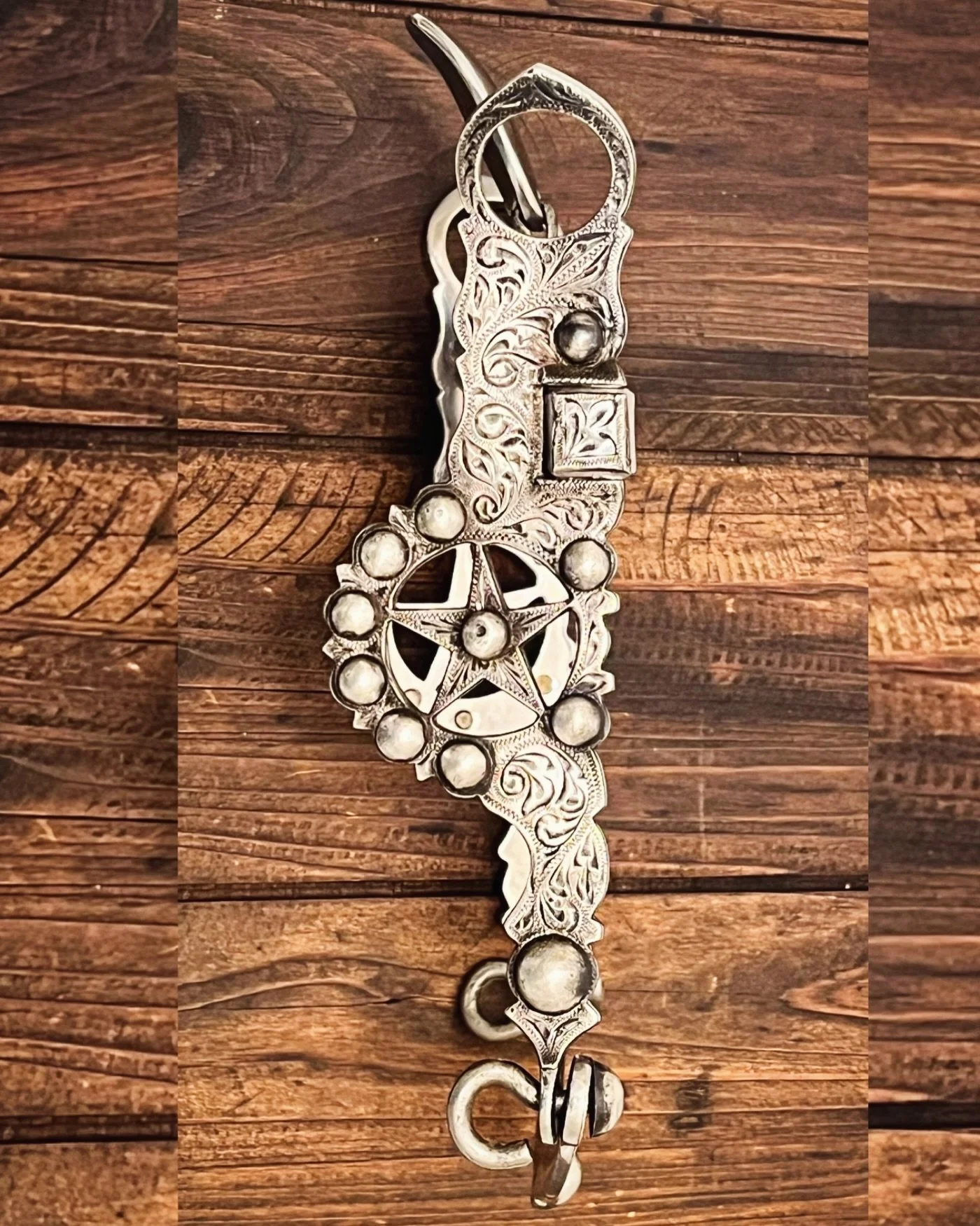 ✨Vintage Elko Star Sterling Silver Overlaid Les Garcia Spade Bit✨
Available for purchase here: https://theoldspanishtrading.com/bits/vintage-eko-star-silver-overlaid-les-garcia-spade-bit

Les Garcia Elko star cheek bit with full sterling silver overl