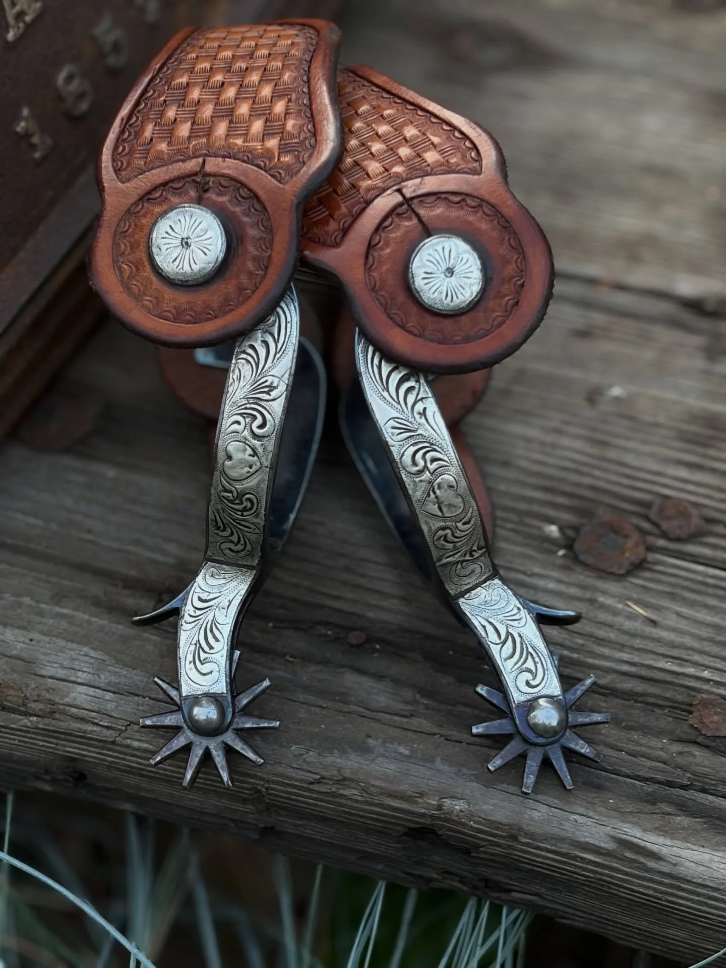 ❤️ Eduardo Grijalva Vintage Sterling Silver Overlaid Heart Spurs with straps from Capriola&rsquo;s, Elko, Nevada ❤️
Available for purchase here: https://theoldspanishtrading.com/spurs/uumk2rojdzcnns3kuefzktm30tfov5

Beautiful matched set of single mo