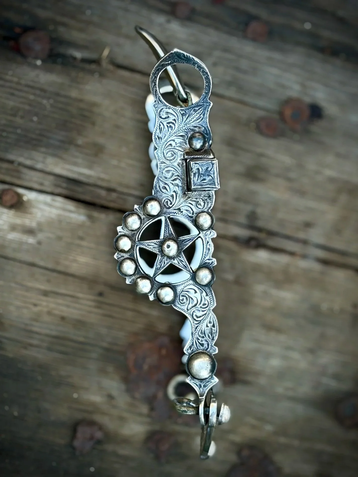 ✨ IN STOCK ✨ Vintage Elko Star Silver Overlaid Les Garcia Spade Bit MINT!!
Available for purchase here: https://theoldspanishtrading.com/bits/vintage-eko-star-silver-overlaid-les-garcia-spade-bit 

Les Garcia Elko star cheek bit with full sterling si