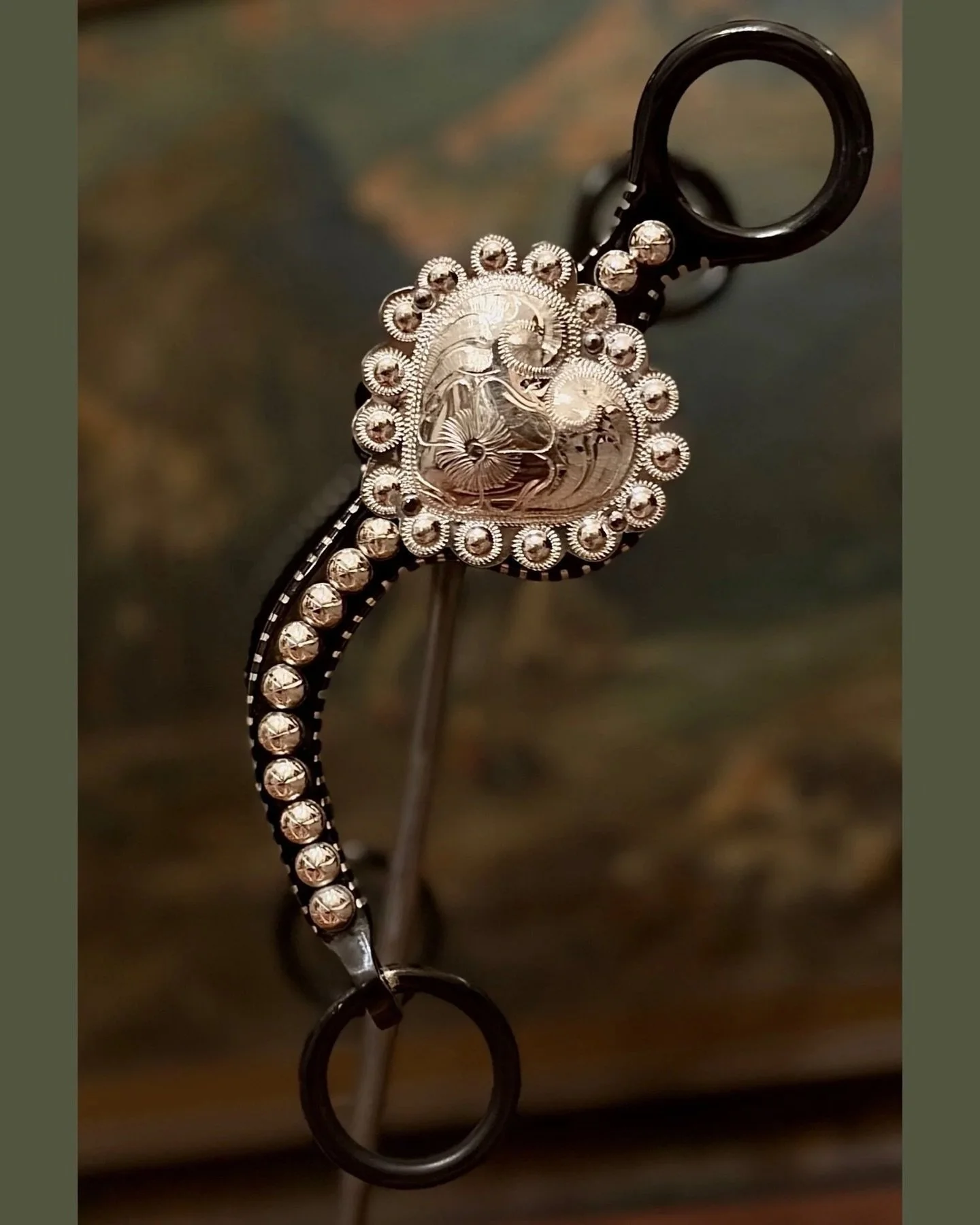 ✨❤️ Shank bit with sterling silver puffed heart conchos, available with your brand or initials ❤️✨
Now available for custom order here: https://theoldspanishtrading.com/custom-bits/scallop-concho-bit-p8w3k

An original The Old Spanish Trading Co. des