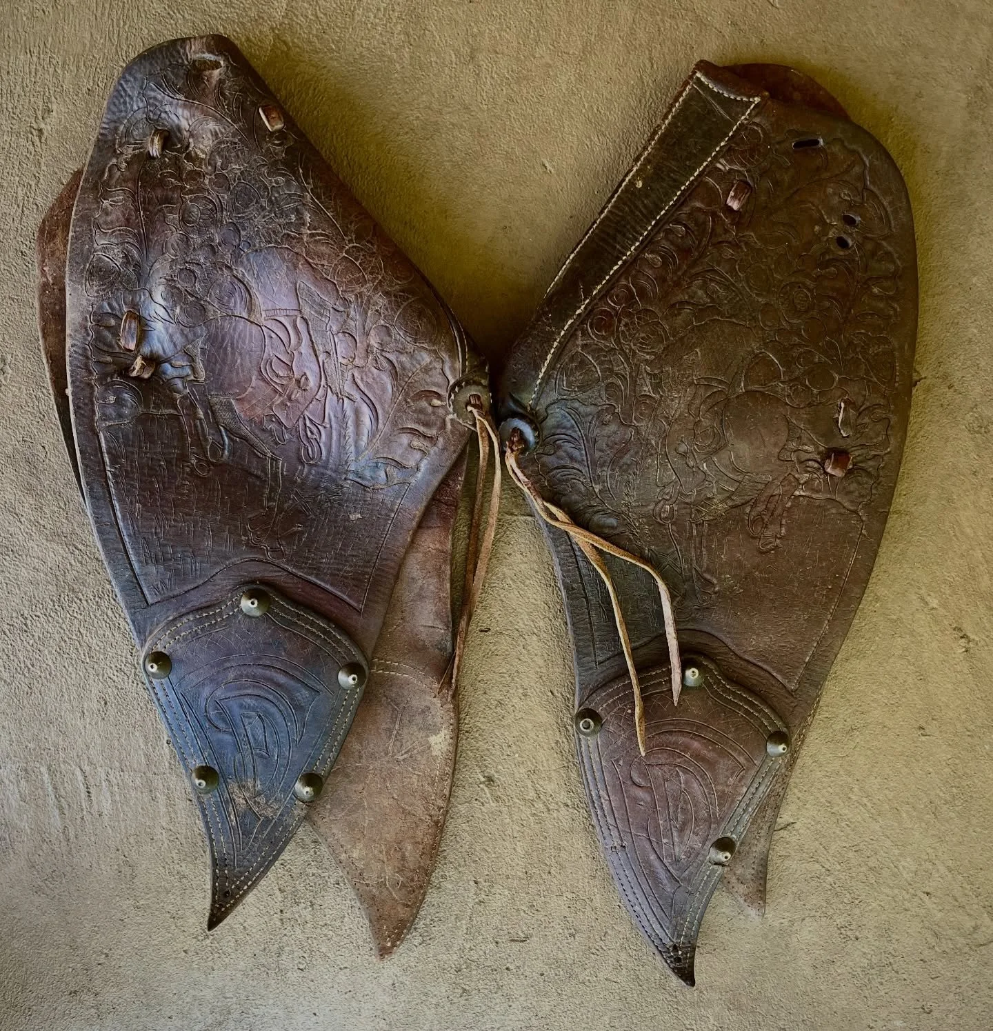 ✨ Beautiful Antique Visalia style carved leather bucking horse tapaderos ✨
Available for purchase here: https://theoldspanishtrading.com/rawhide-and-leather/buckinghorse-taps

An exquisite set of antique Traditional California tapaderos from a classi