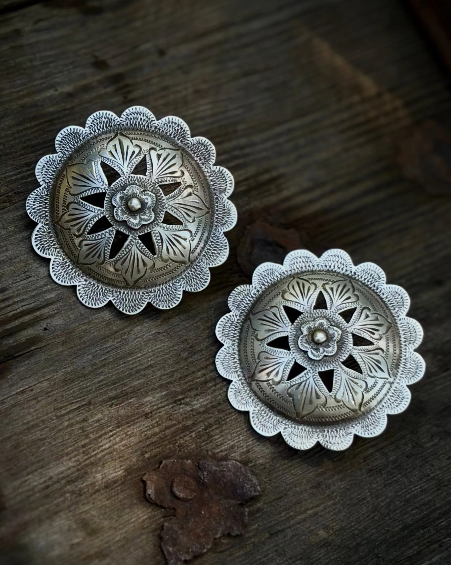 ✨ Tapia pattern sterling bridle rosette conchos ✨
Available here: https://theoldspanishtrading.com/silver-buckles-and-conchos/tapia-pattern-sterling-bridle-rosette-conchos 

Stunning extra large SOLID STERLING SILVER bridle rosette conchos. These are