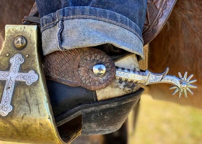 ✨ IN STOCK AND READY TO SHIP Silver Mounted California style spurs ✨
Available here: https://theoldspanishtrading.com/spurs/ca-slvr-spurs

Sterling silver inlaid California style spurs with intricate sterling inlay and filing. These spurs are made in