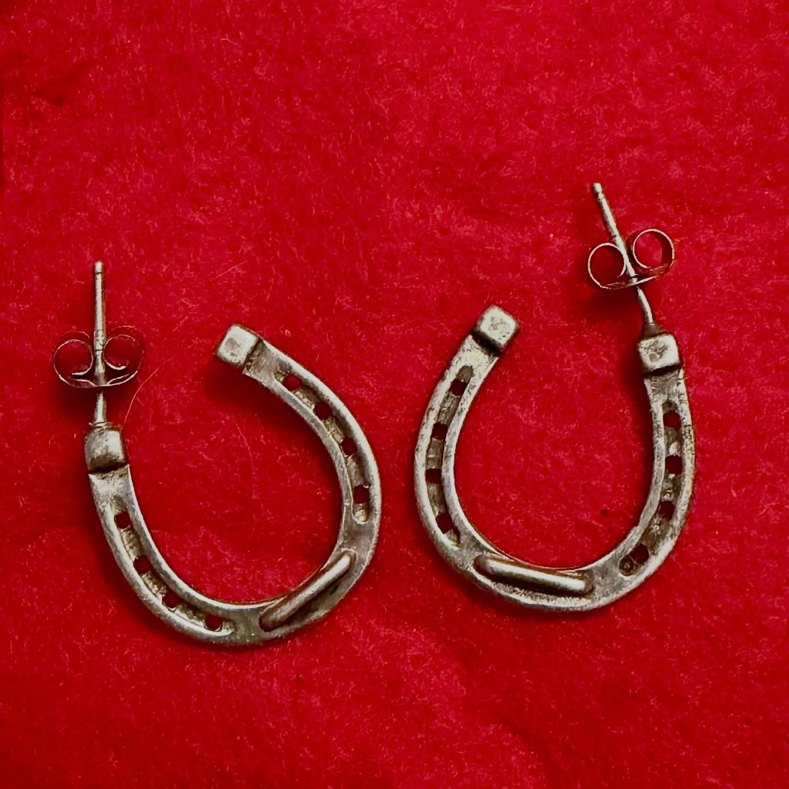 ✨ Vintage sterling silver horseshoe hoop earrings ✨
Available for purchase here: https://theoldspanishtrading.com/silver-buckles-and-conchos/vintage-sterling-silver-horseshoe-hoop-earrings

The cutest Vintage sterling silver horseshoe hoop earrings. 