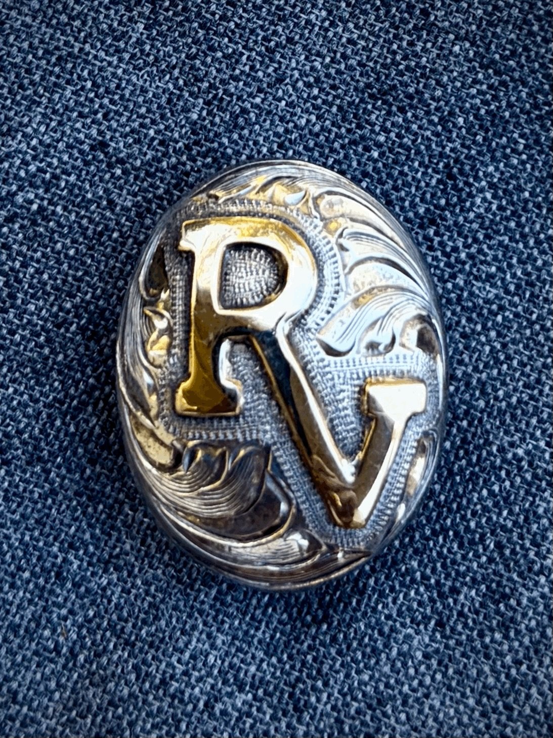 ✨ Jeweler Made Rancheros Visitadores (RV) Sterling Silver Scarf Slide by Vogt ✨ 
Available here: https://theoldspanishtrading.com/pins-fobs/jeweler-made-rancheros-visitadores-rv-sterling-silver-scarf-slide-by-vogt 

Measures 2&rdquo; x 2&rdquo;. Cust