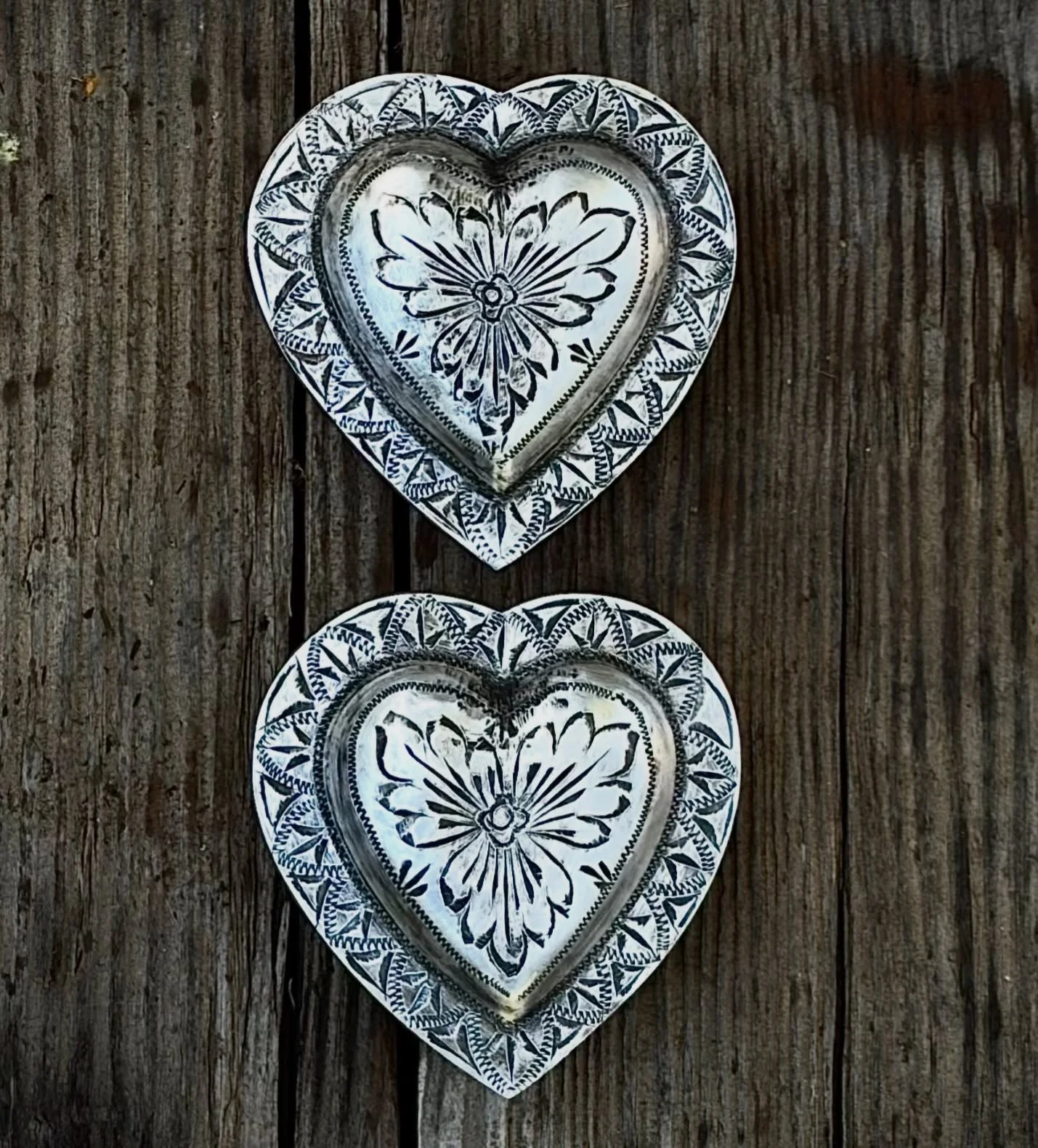 ❤️ Silver puffed heart sterling silver bridle conchos ❤️ 
Available for purchase here: https://theoldspanishtrading.com/silver-buckles-and-conchos/silver-puffed-heart-sterling-silver-bridle-conchos-1 

Extra large 2&rdquo; Sterling Silver heart bridl
