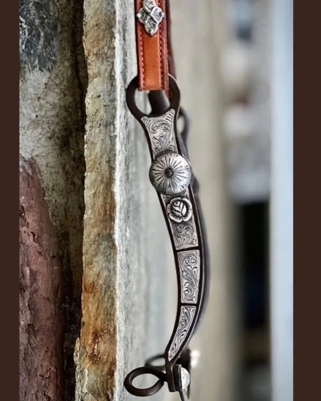 🌹 Hashknife cheek bit with silver roses 🌹 
An original Old Spanish Trading Co design!

Available for custom order here: https://theoldspanishtrading.com/custom-bits/hashknife-roses

An elegant and classic hashknife cheek bit with sterling silver ro