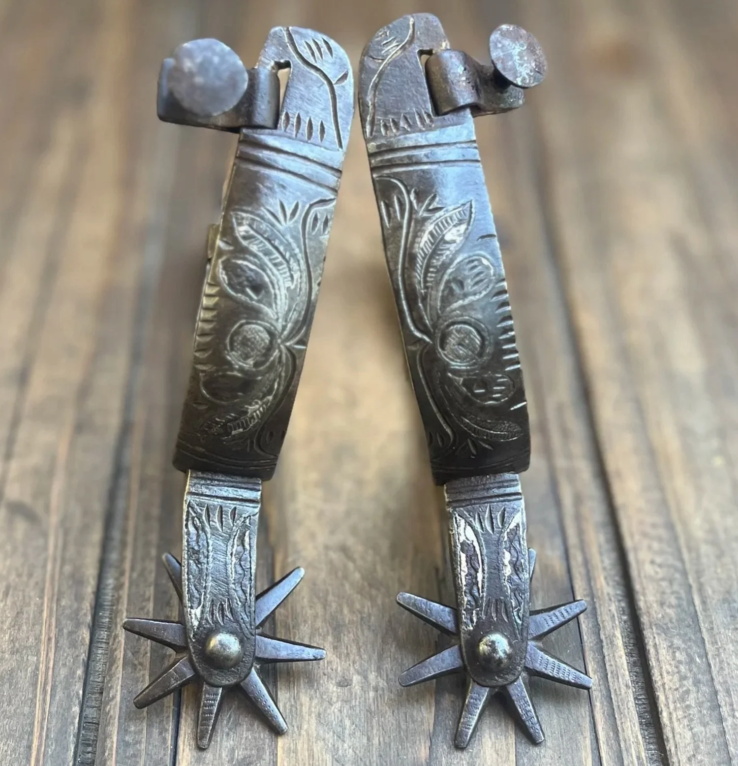 ✨ Antique Chased Iron Single Mounted Mexican Spurs ✨ 
Available here: https://theoldspanishtrading.com/spurs/08azczo42vzj45cxhhd71t1lqe8qy2 

Early 19th century Mexican hand forged spurs. They were formerly single mounted in floral and vine pattern s