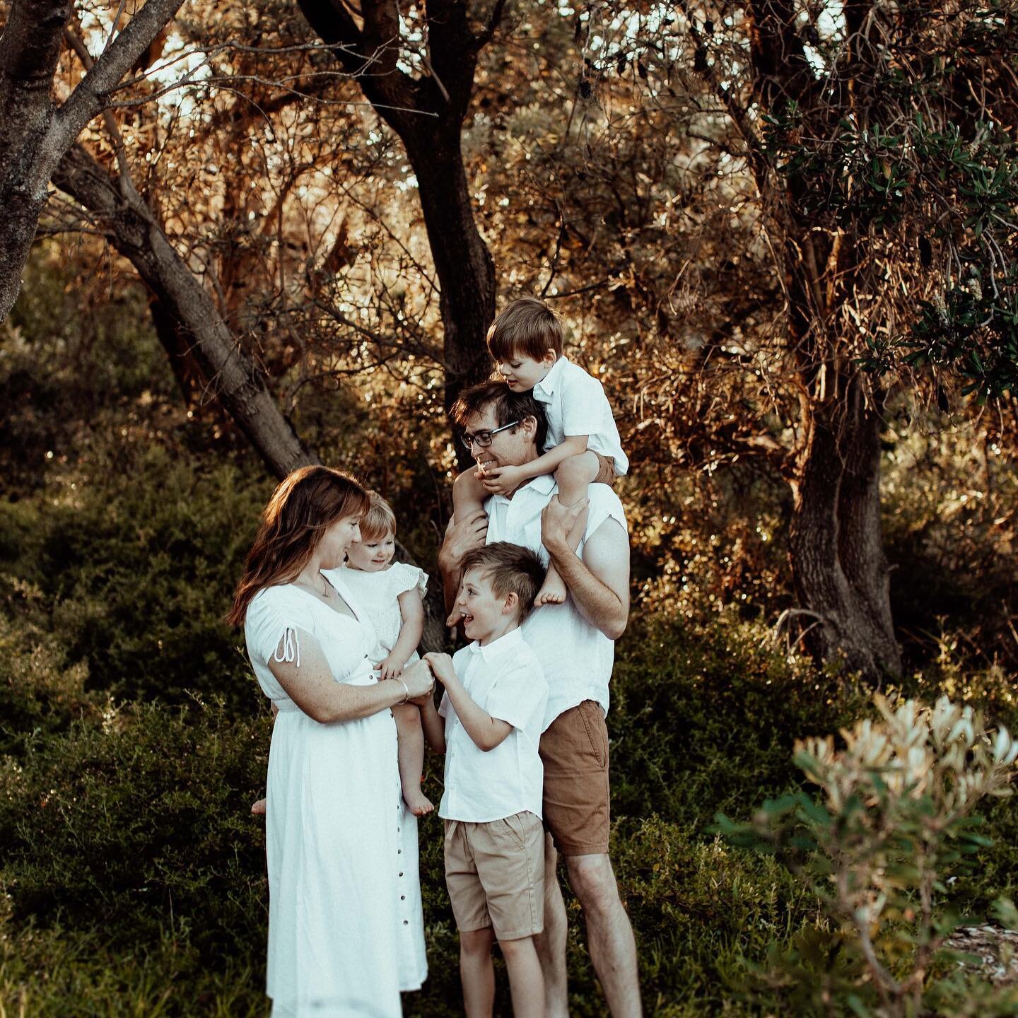 The Petts Family. 

Oh thank you so much for sticking with me for the afternoon on this crazy windy day down in Wollongong! We managed to find a nice sheltered spot from the wind to capture some memories together.

#feelfreefeed #familyphotographersy