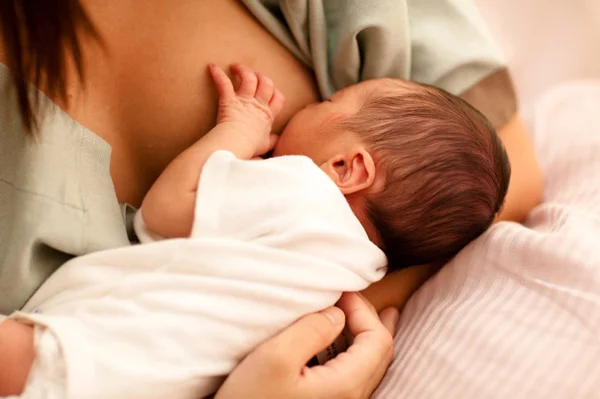 Breastfeeding-mom.jpeg