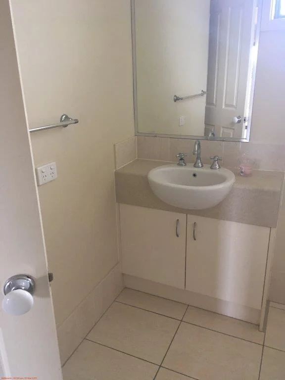 4 ensuite.jpg