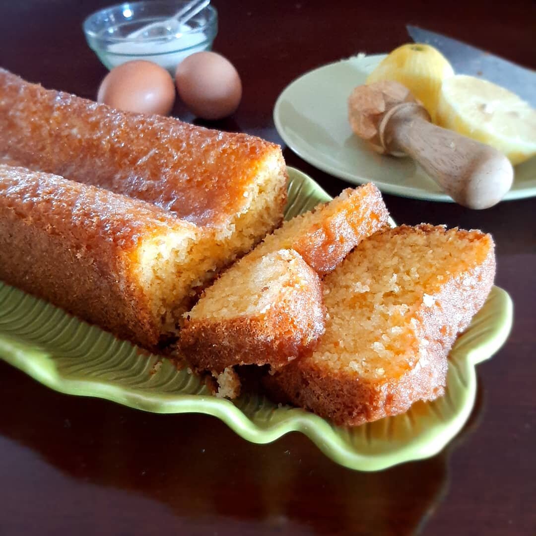 Something sweet for Saturday, a luscious lemon drizzle cake. 

#homebaking #goodmorning #cake #baking #cakeforbreakfast #adonsonialodge #bedandbreakfast #goodfood #southafrica #staywithus #bakken #lekker