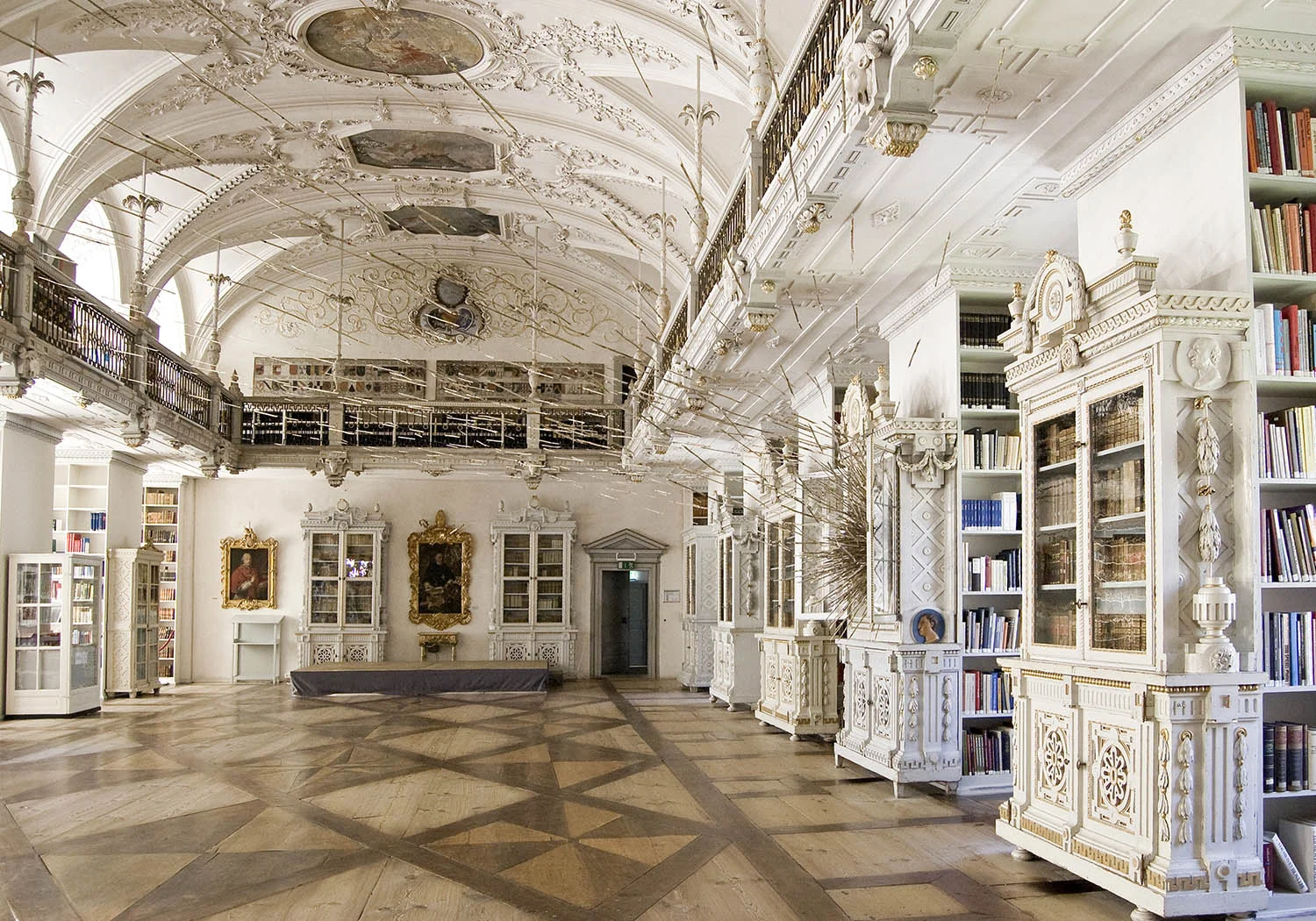 ad fontes _ with Olga Titus _ Installation at the Libary of Salem Castle, 2010