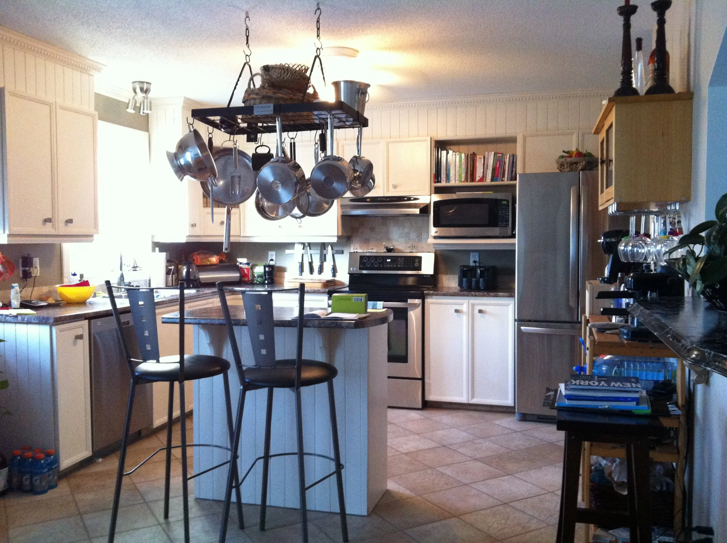 BEFORE: Existing L-shaped kitchen was inefficiently laid out and dated in appearance.
