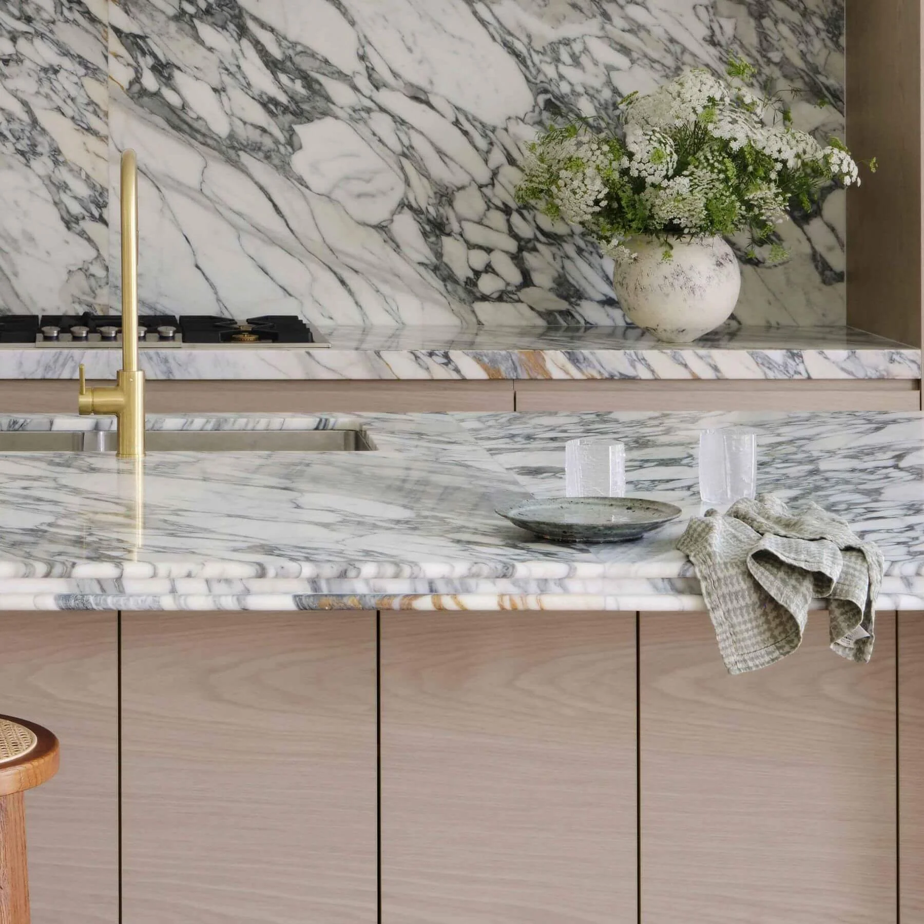 Inspiration image of a kitchen with a marble countertop and decorative edge profile, design by Smac Studio.