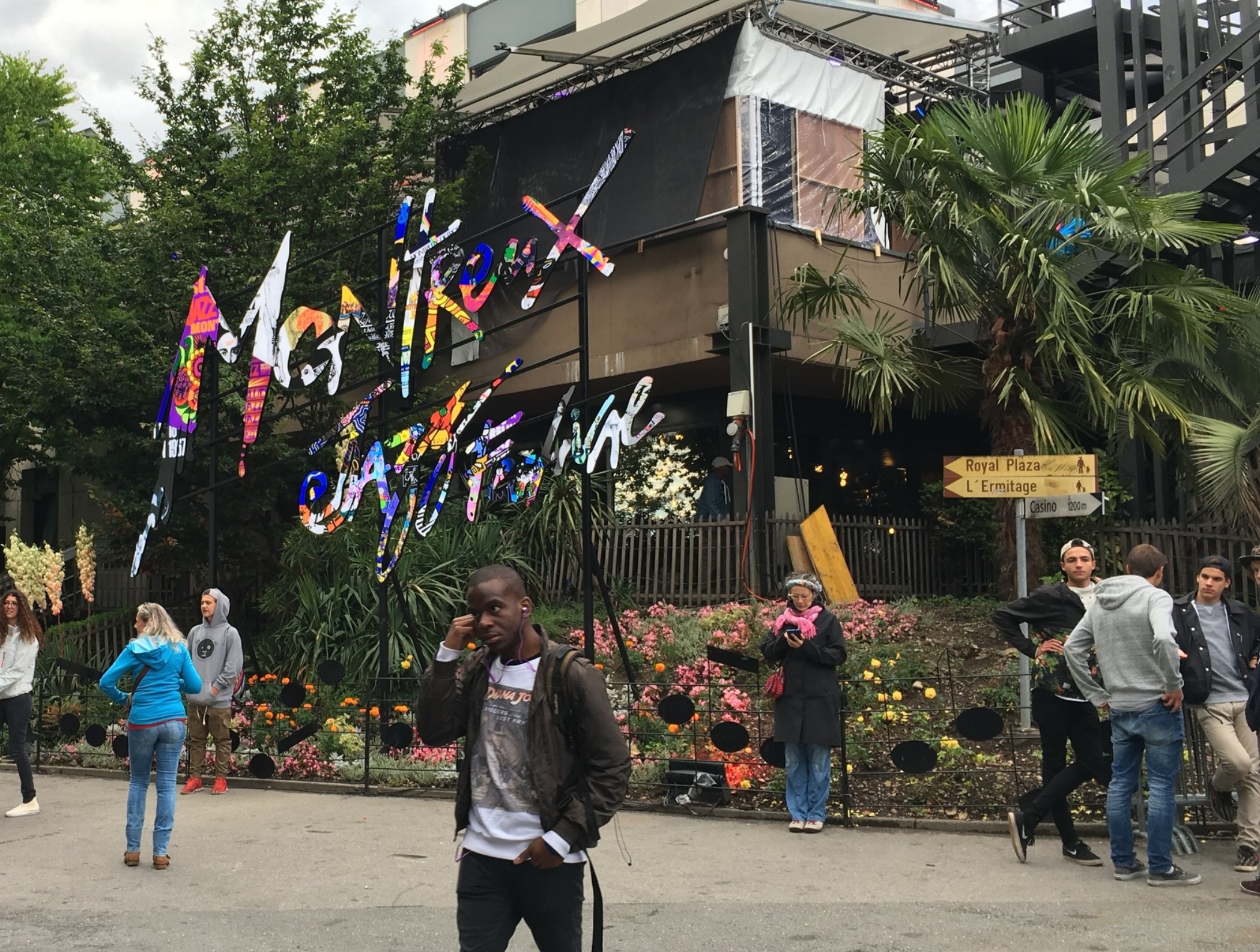 The letters look like Photoshop, but it's an actual sign