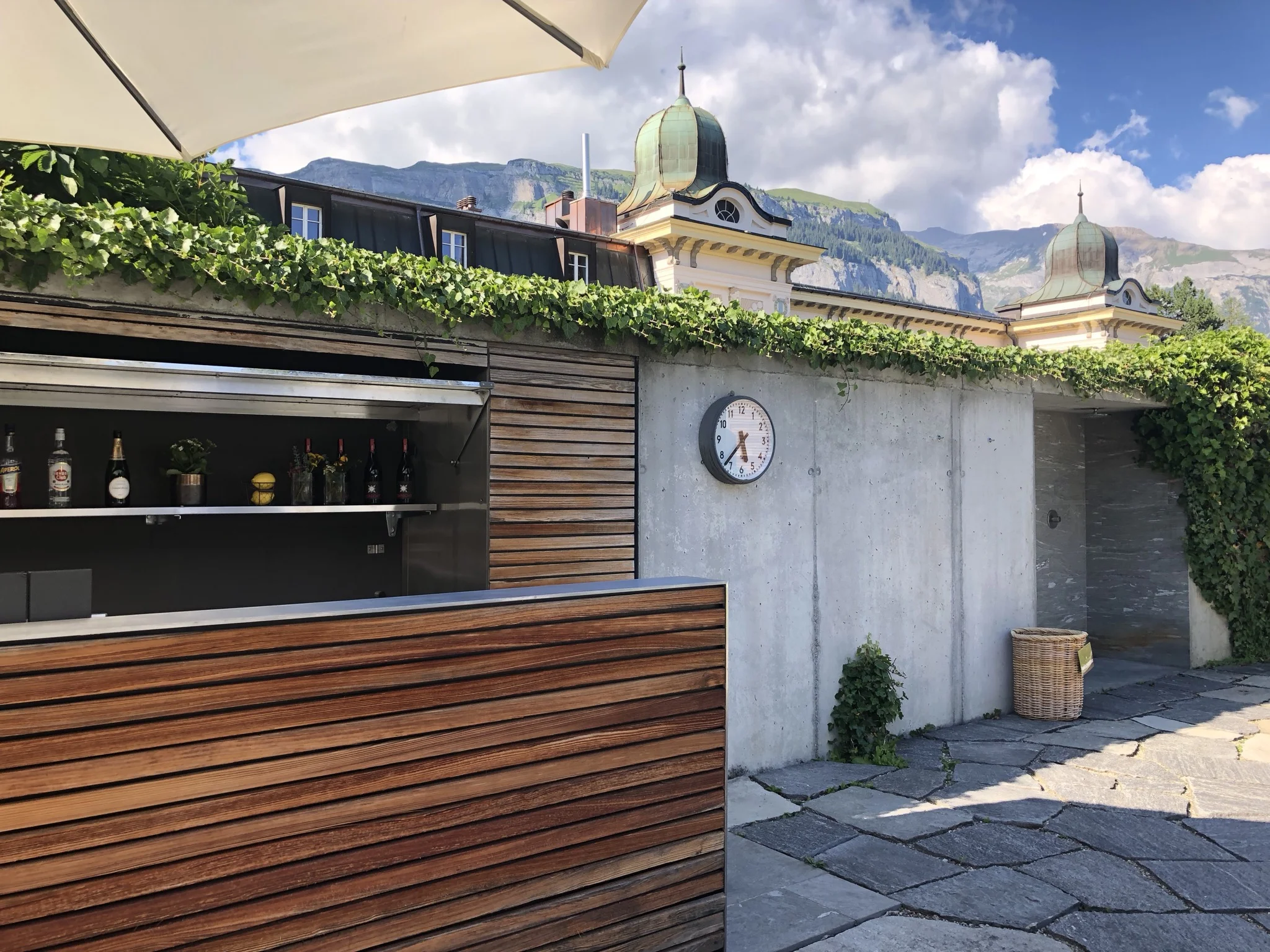 Pool bar
