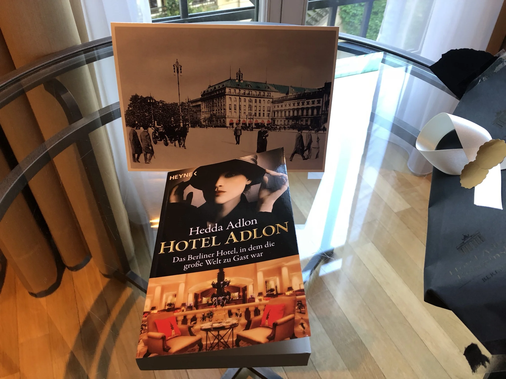 A nice gesture due to my LHW membership: book about the hotel’s history told by a descendant of Lorenz Adlon and a nice old postcard