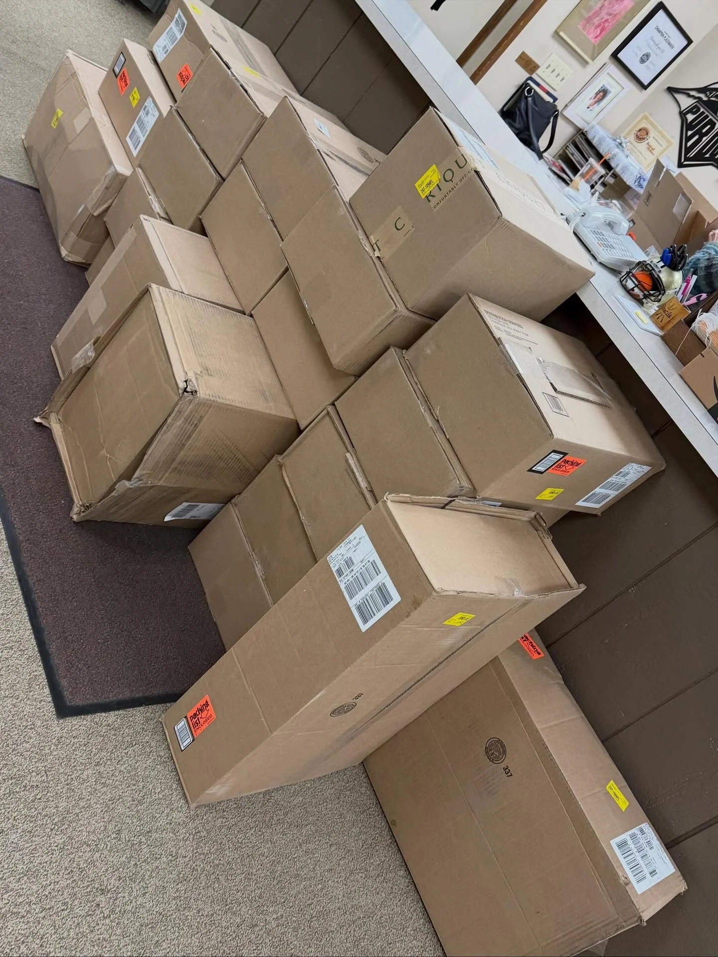Back by popular demand&hellip;It&rsquo;s time, once again, to play &ldquo;Guess it Get it&rdquo; at Stephenson&rsquo;s! We received 29 new boxes of inventory today, featuring a special purchase of Ruby Road styles, which will be instantly discounted 