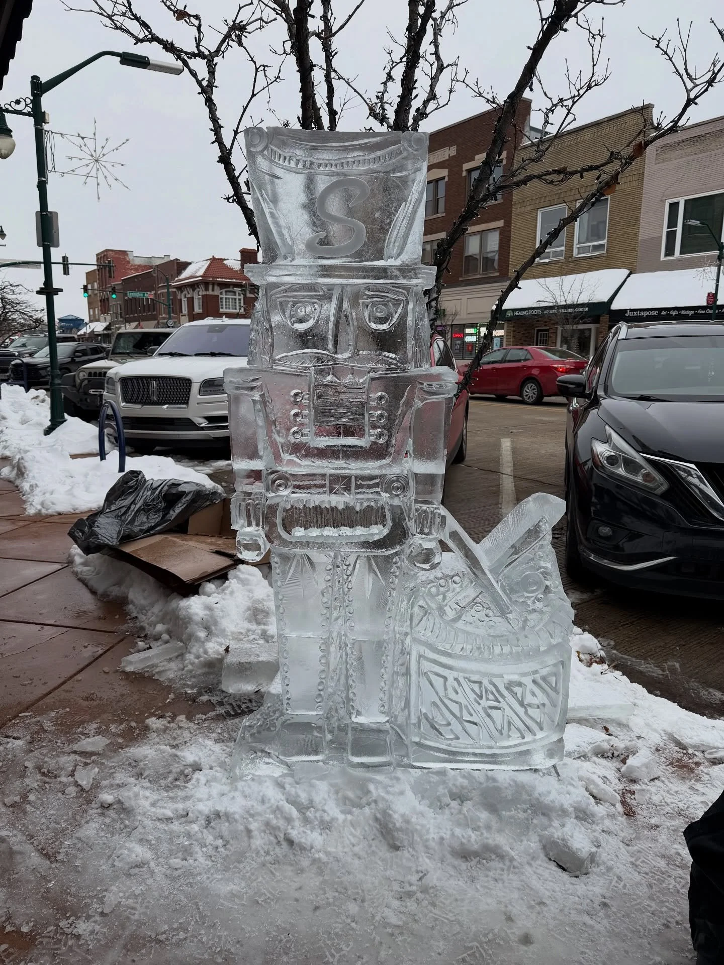 Aaaand it&rsquo;s a Stephenson&rsquo;s Nutcracker!! We LOVE our ice sculpture! ❄️🤍