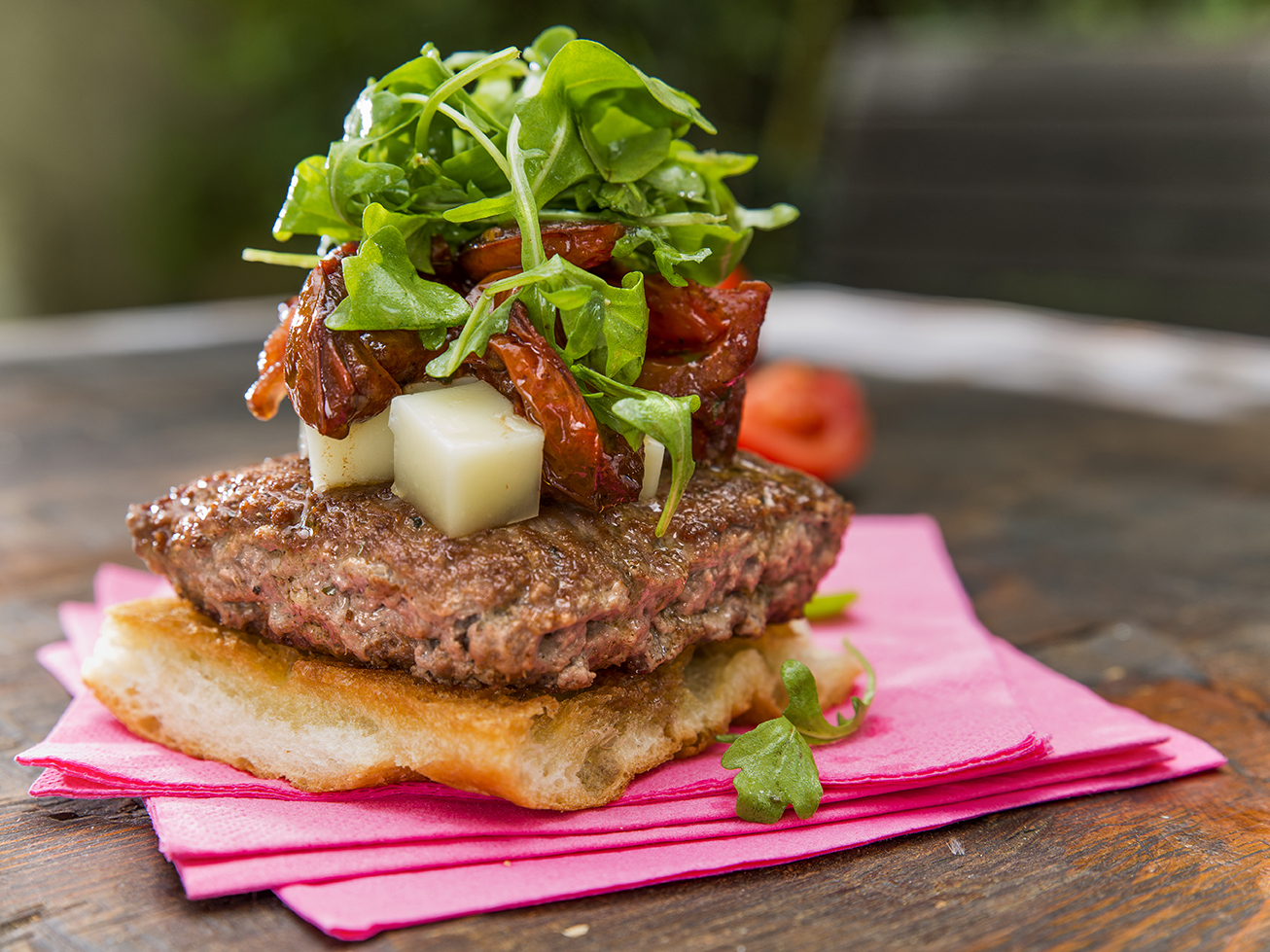 Hamburguesa con tomates asados 2.jpg