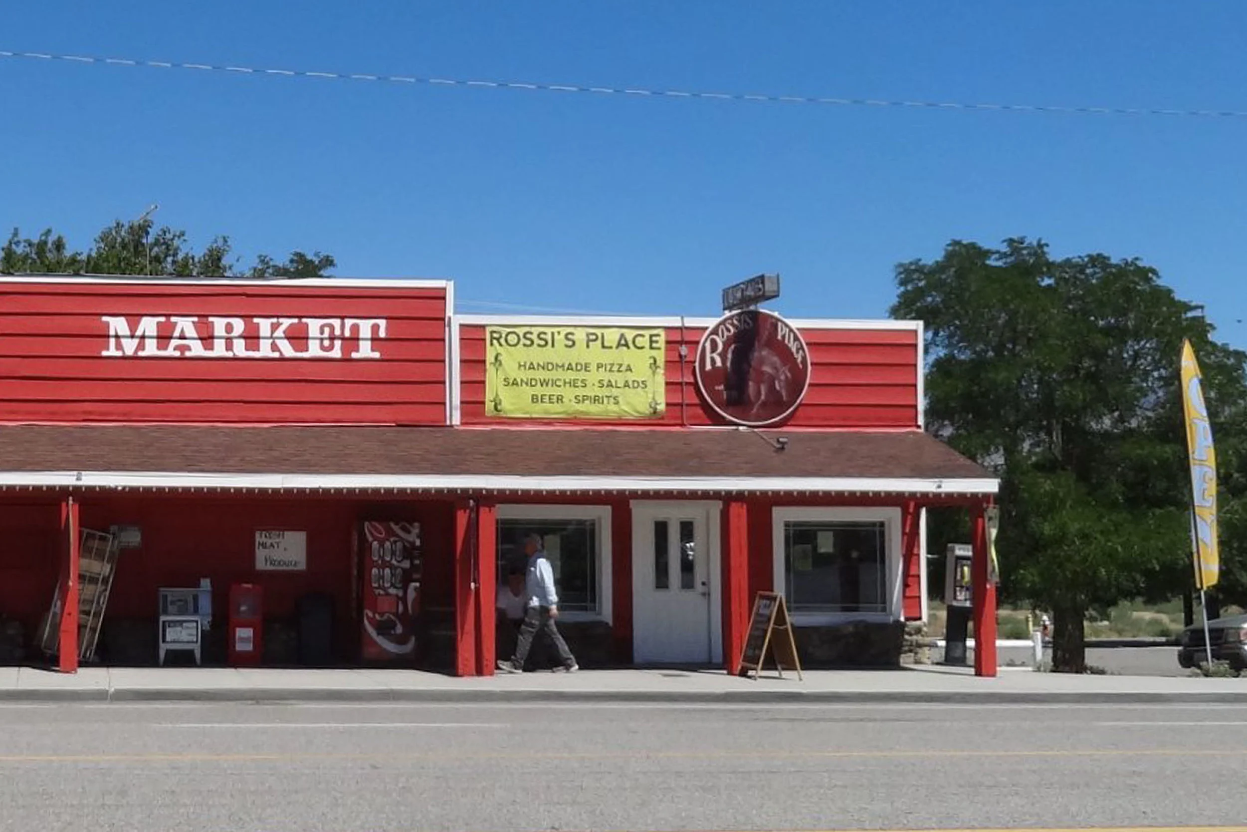 Rossi's Place in Big Pine - Handmade pizza, sandwiches, salads, beer, and spirits