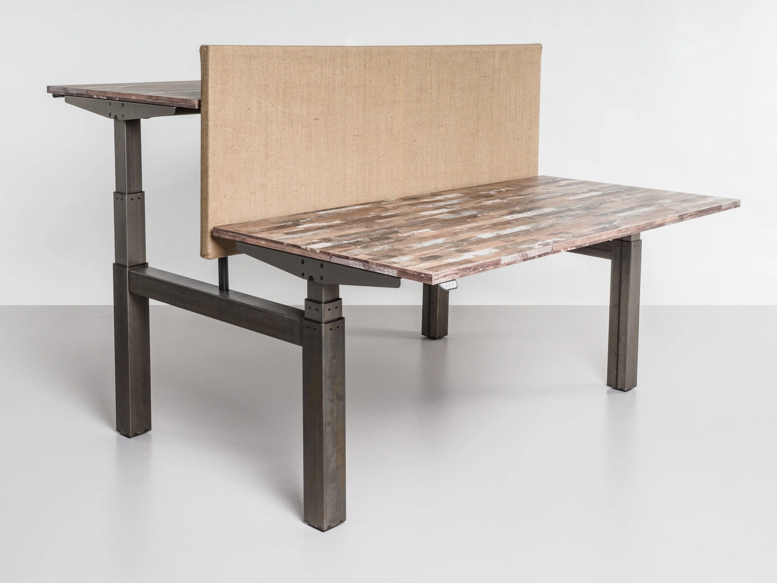 P1180457_JOOB_in_hoogte_verstelbaar_bureau_benches_design_meubel_elektrisch.jpg
