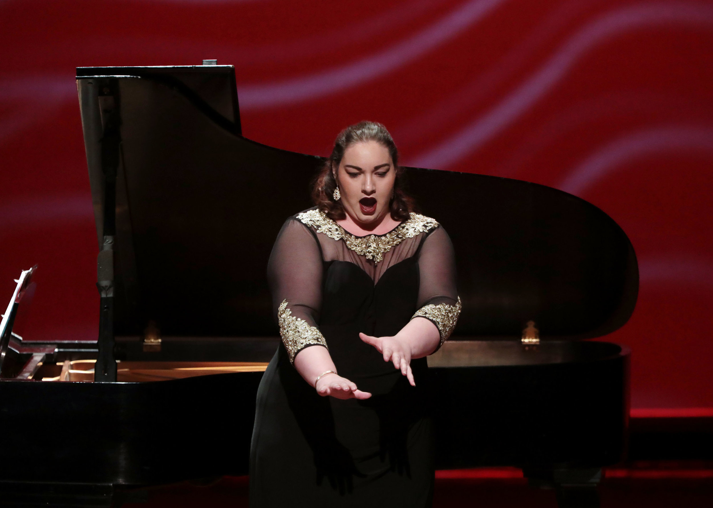  Lindsay performs Plus grand, dans son obscurité from Gounod’s La Reine de Saba with Ed Bak (pianist) 