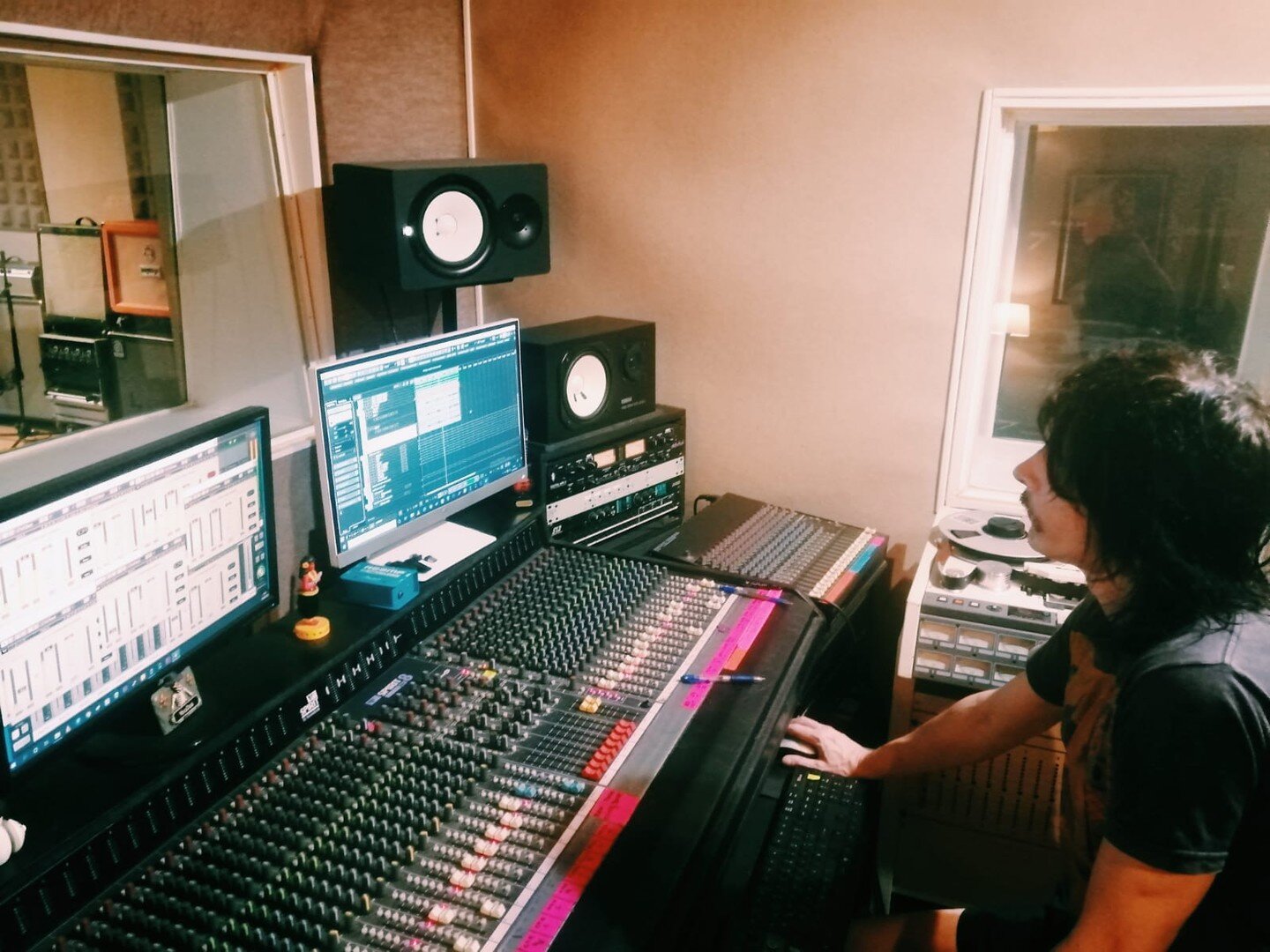 Mixing.

#silverrecordings #studio #recordingstudio #recordingsession #bilbao #basquecountry #audio #music #tape #otari #reeltoreel #sounds #echo #ludwigdrums #analogrecording #otarimx70 #martincapsula #musicproduction #uadapollo #martinlguevaraprodu