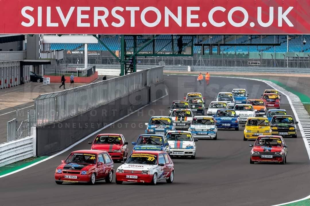 We will have the original soon but for now just a nod to @elseyjonathan for this excellent image of our Jason Wood leading into turn 1 last weekend at @silverstonecircuit 👍👏🏁

#elsey #photography #photo #image #race #fast #classic #stock #hatch @7